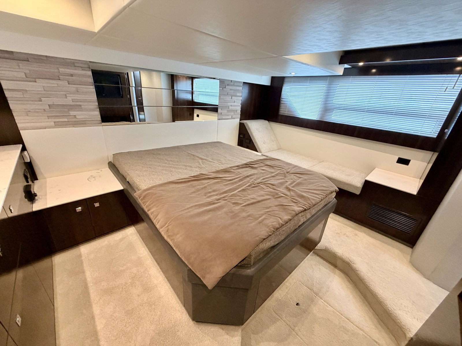 2023 Cruisers Yachts 50 Cantius