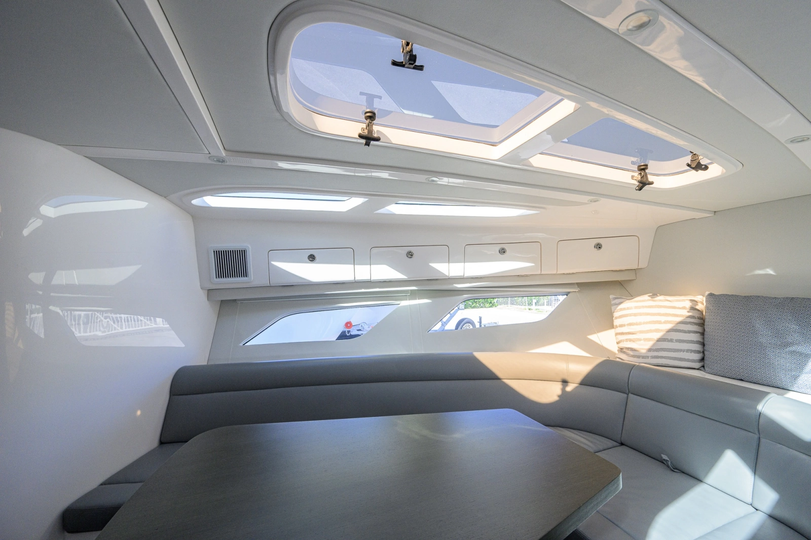 2022 Intrepid 409 Valor