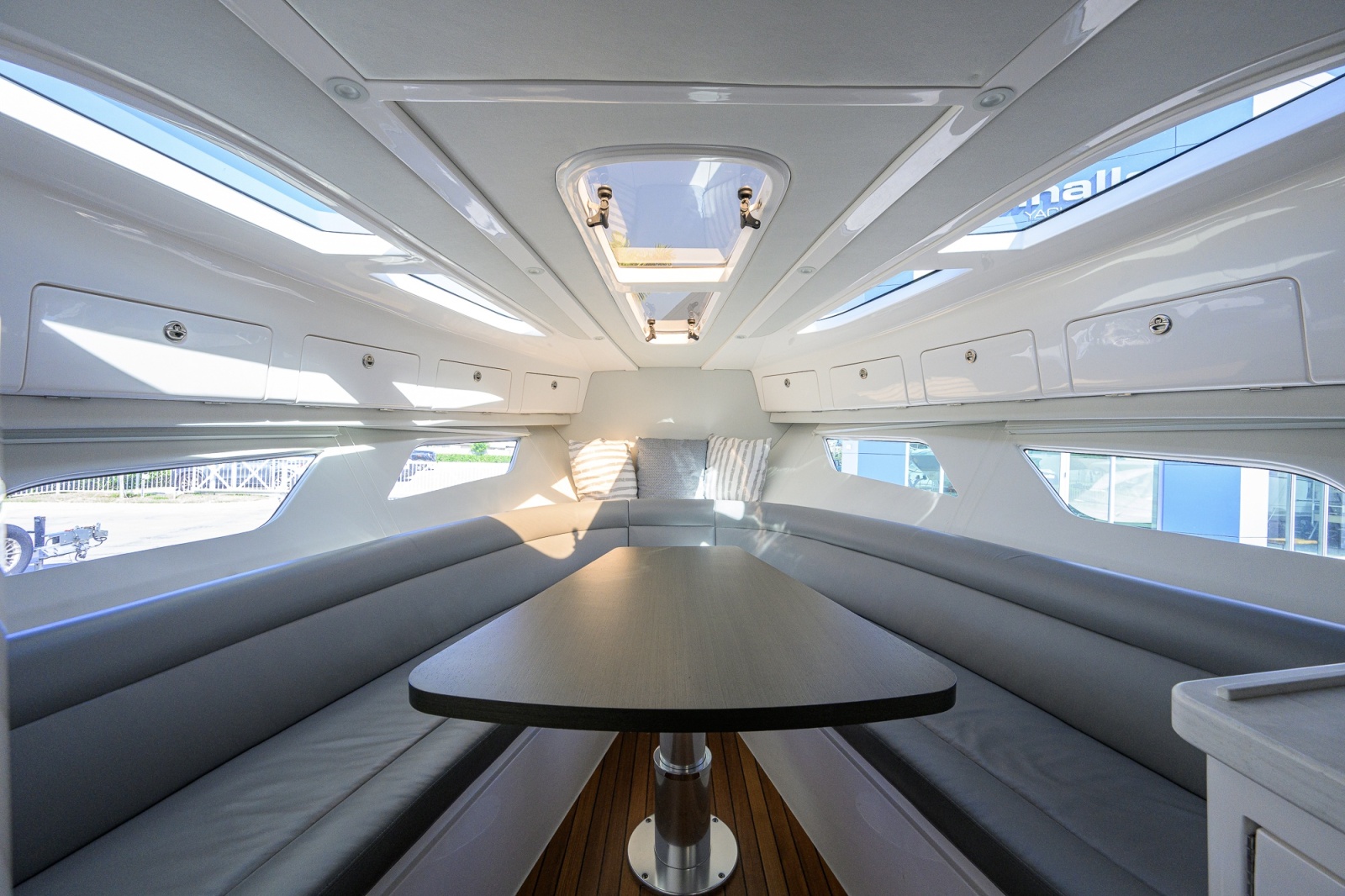 2022 Intrepid 409 Valor