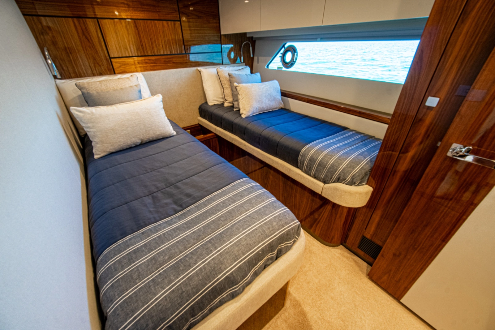 2025 Riviera 6800 Sport Yacht Platinum Edition