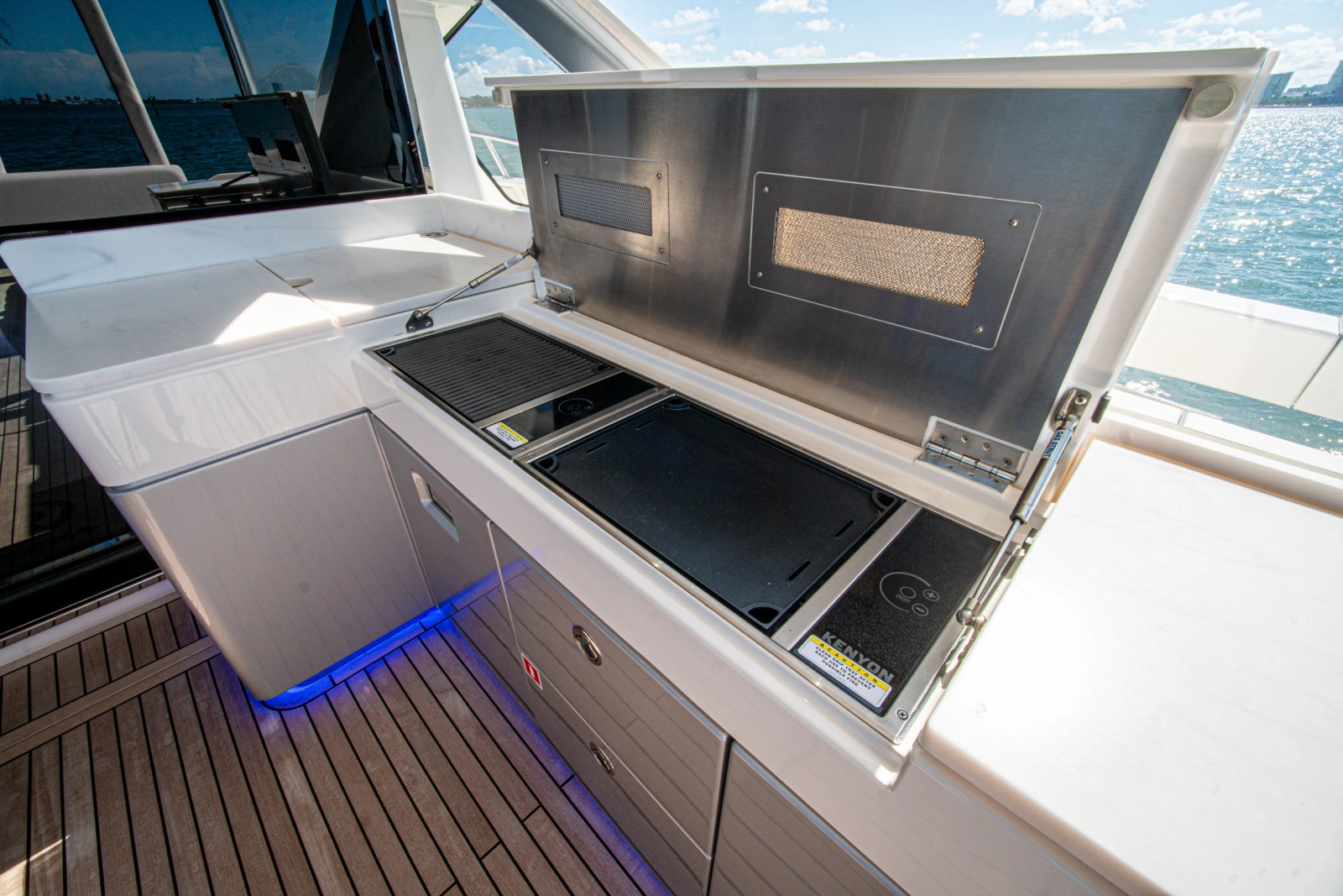 2025 Riviera 6800 Sport Yacht Platinum Edition