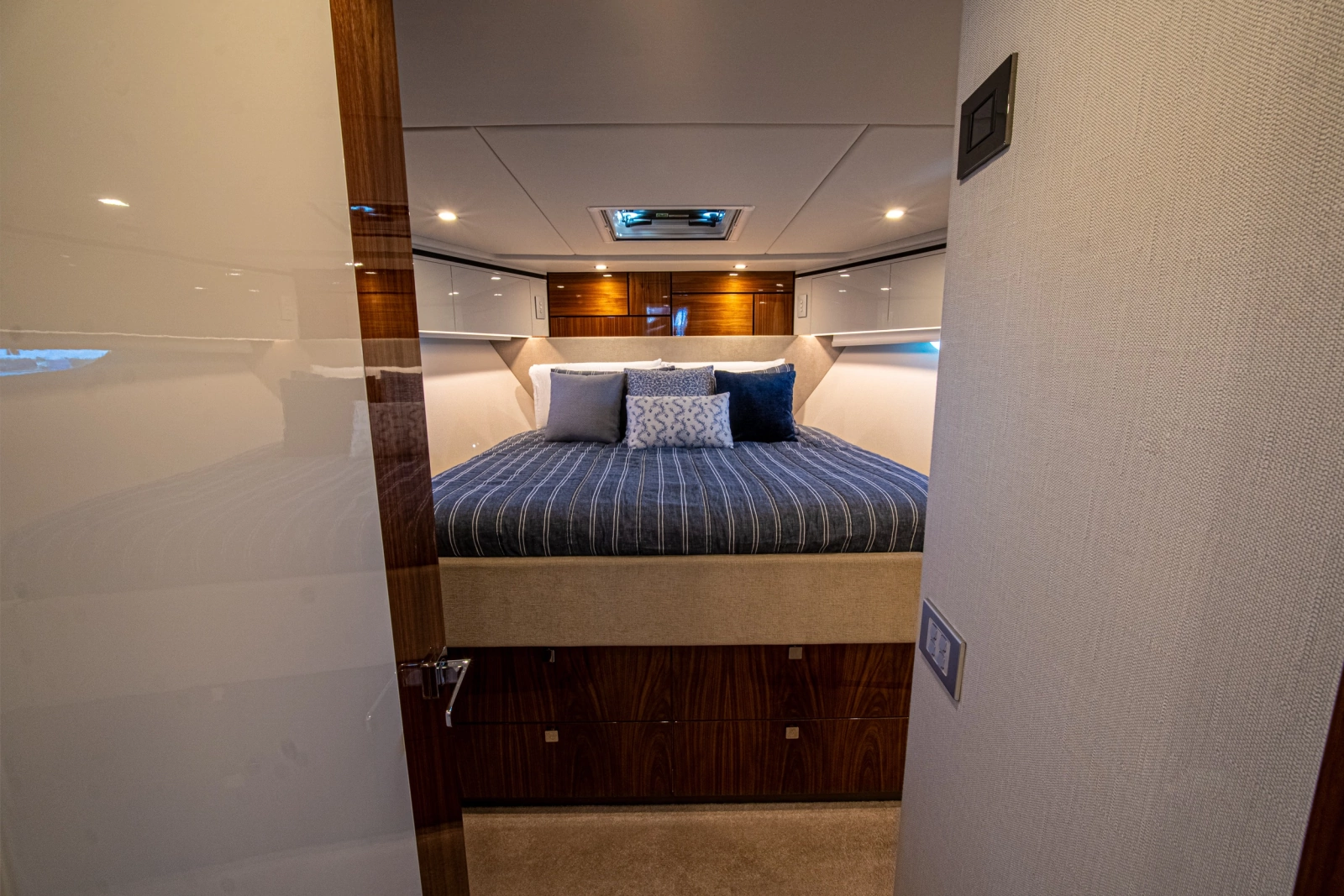 2025 Riviera 6800 Sport Yacht Platinum Edition
