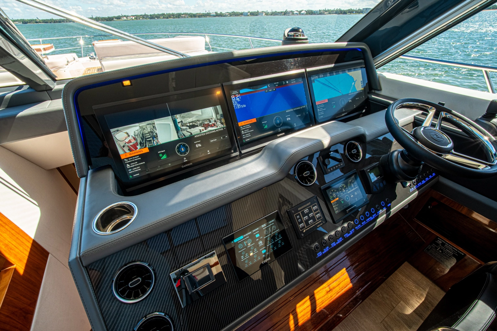 2025 Riviera 6800 Sport Yacht Platinum Edition