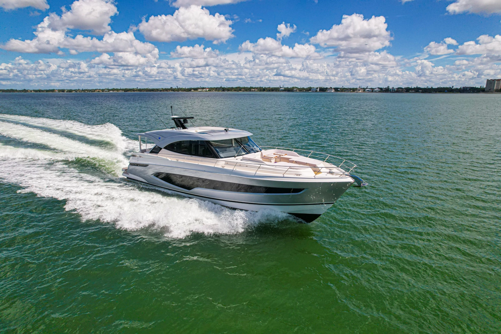 2025 Riviera 6800 Sport Yacht Platinum Edition
