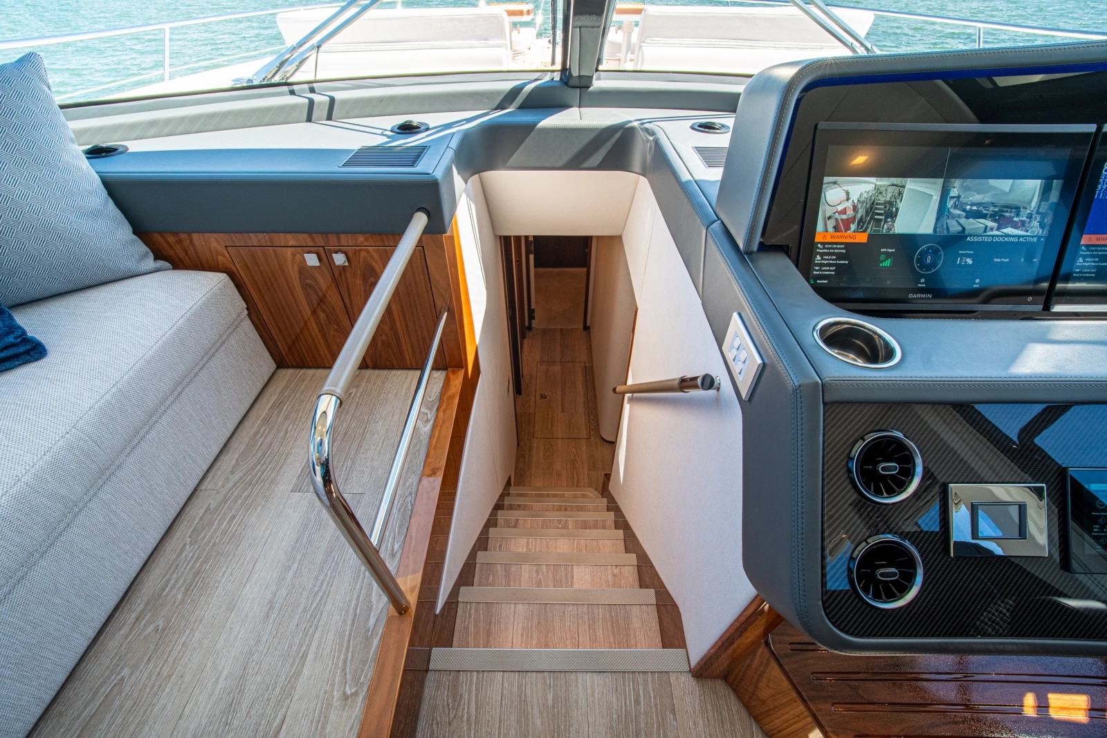 2025 Riviera 6800 Sport Yacht Platinum Edition
