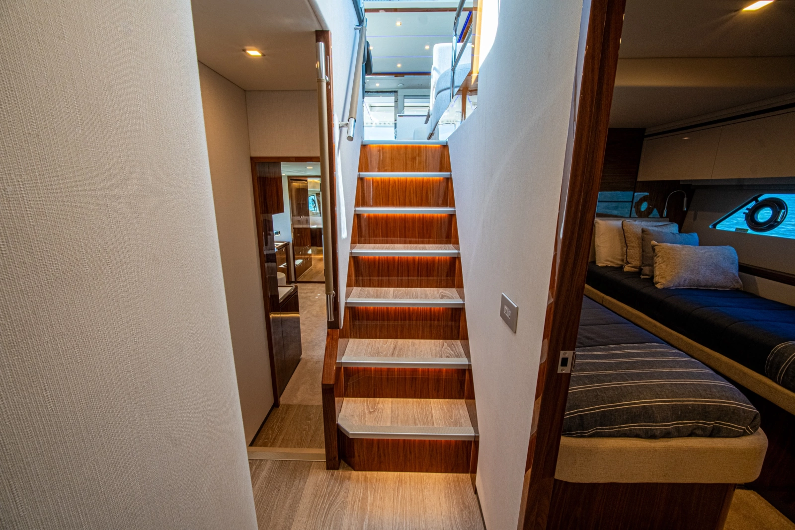 2025 Riviera 6800 Sport Yacht Platinum Edition