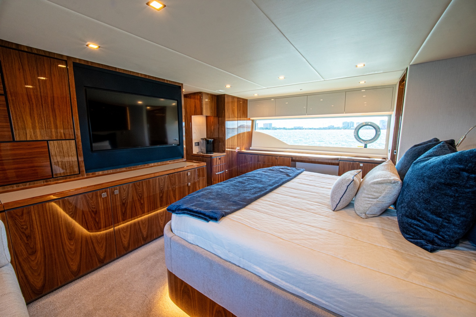 2025 Riviera 6800 Sport Yacht Platinum Edition