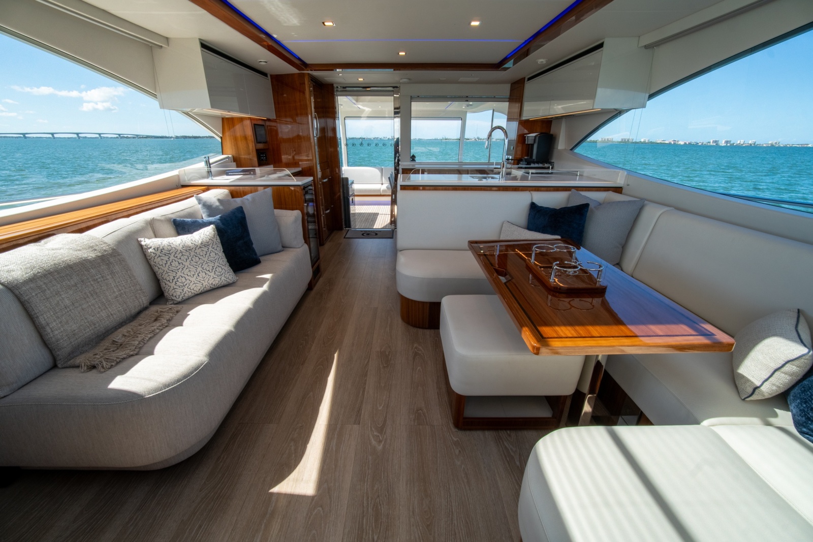 2025 Riviera 6800 Sport Yacht Platinum Edition