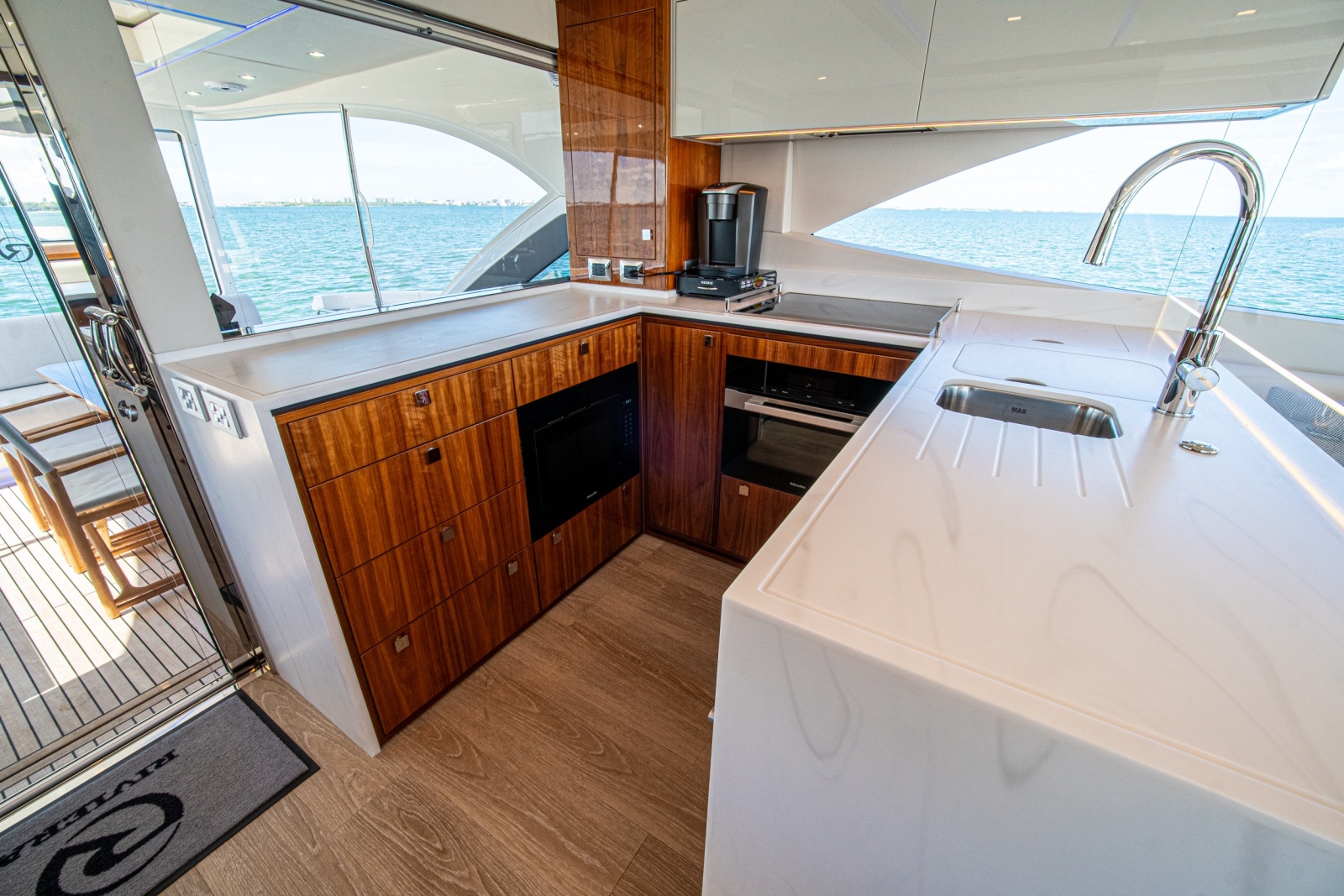 2025 Riviera 6800 Sport Yacht Platinum Edition