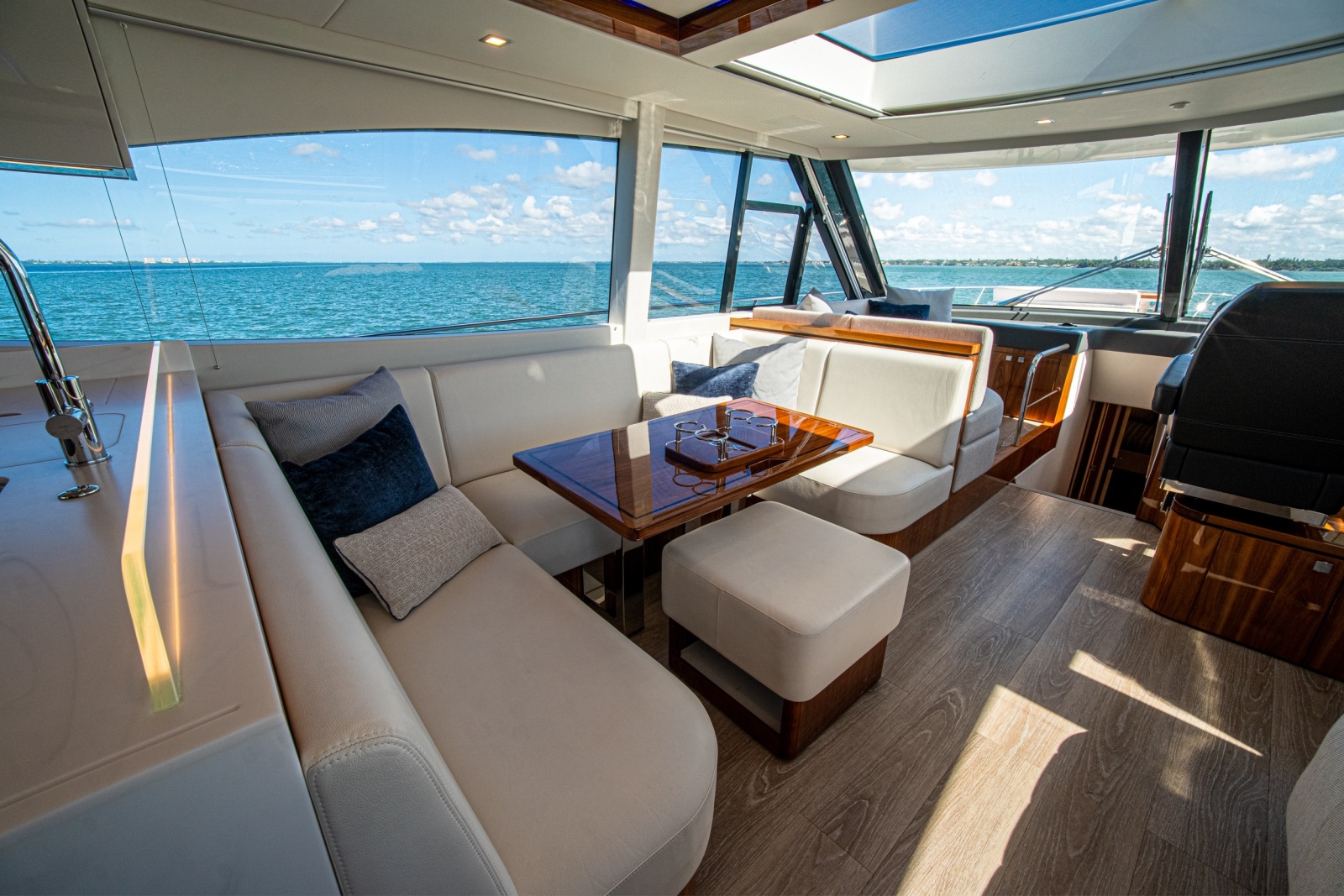 2025 Riviera 6800 Sport Yacht Platinum Edition