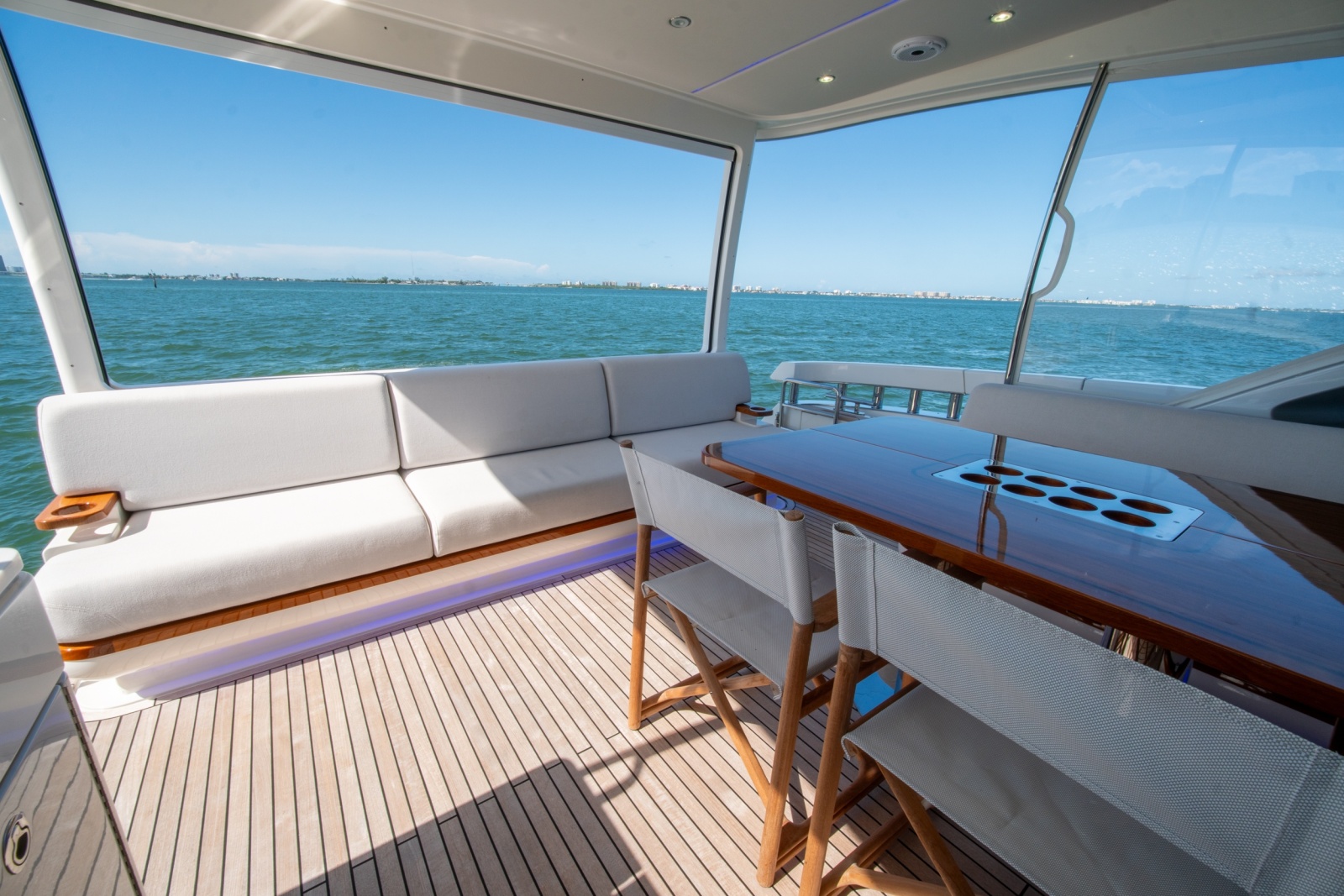 2025 Riviera 6800 Sport Yacht Platinum Edition