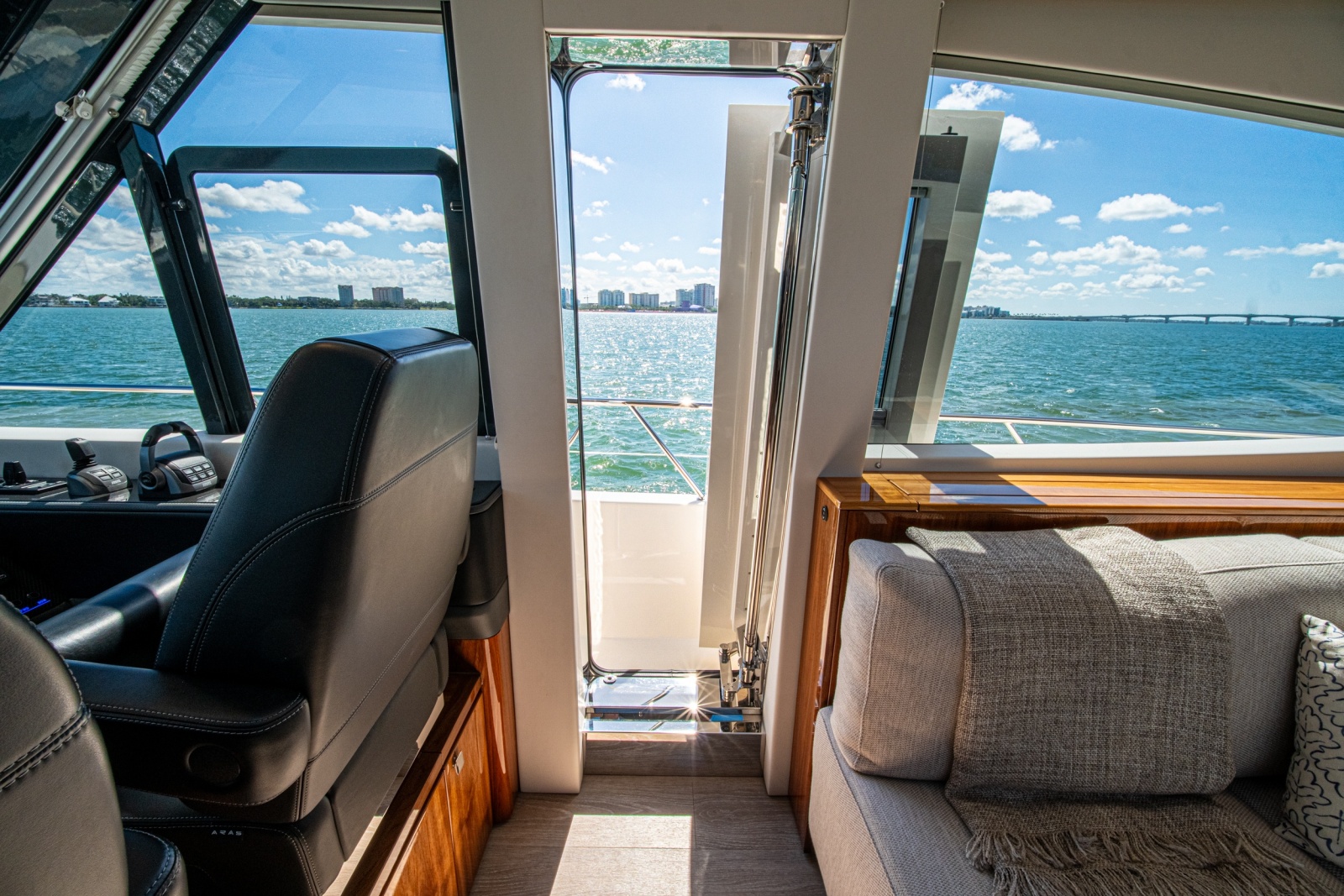2025 Riviera 6800 Sport Yacht Platinum Edition