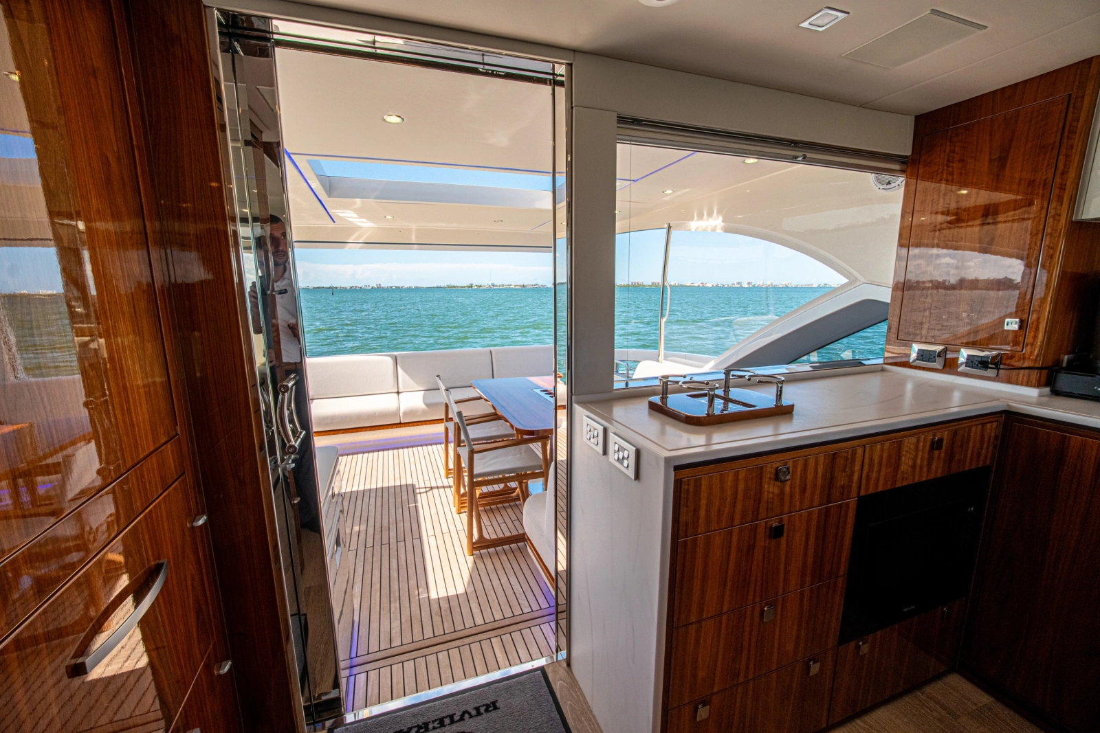 2025 Riviera 6800 Sport Yacht Platinum Edition