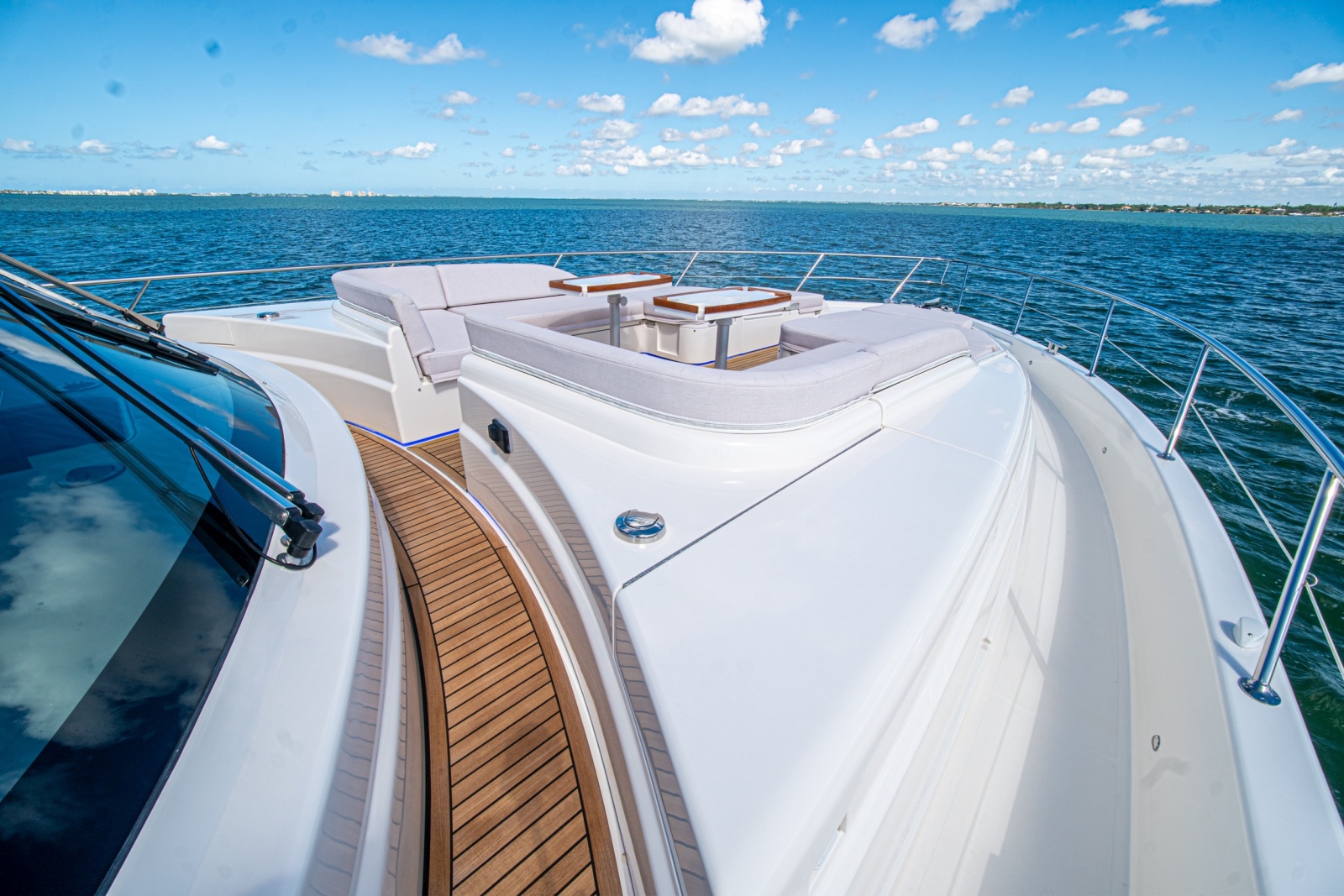 2025 Riviera 6800 Sport Yacht Platinum Edition