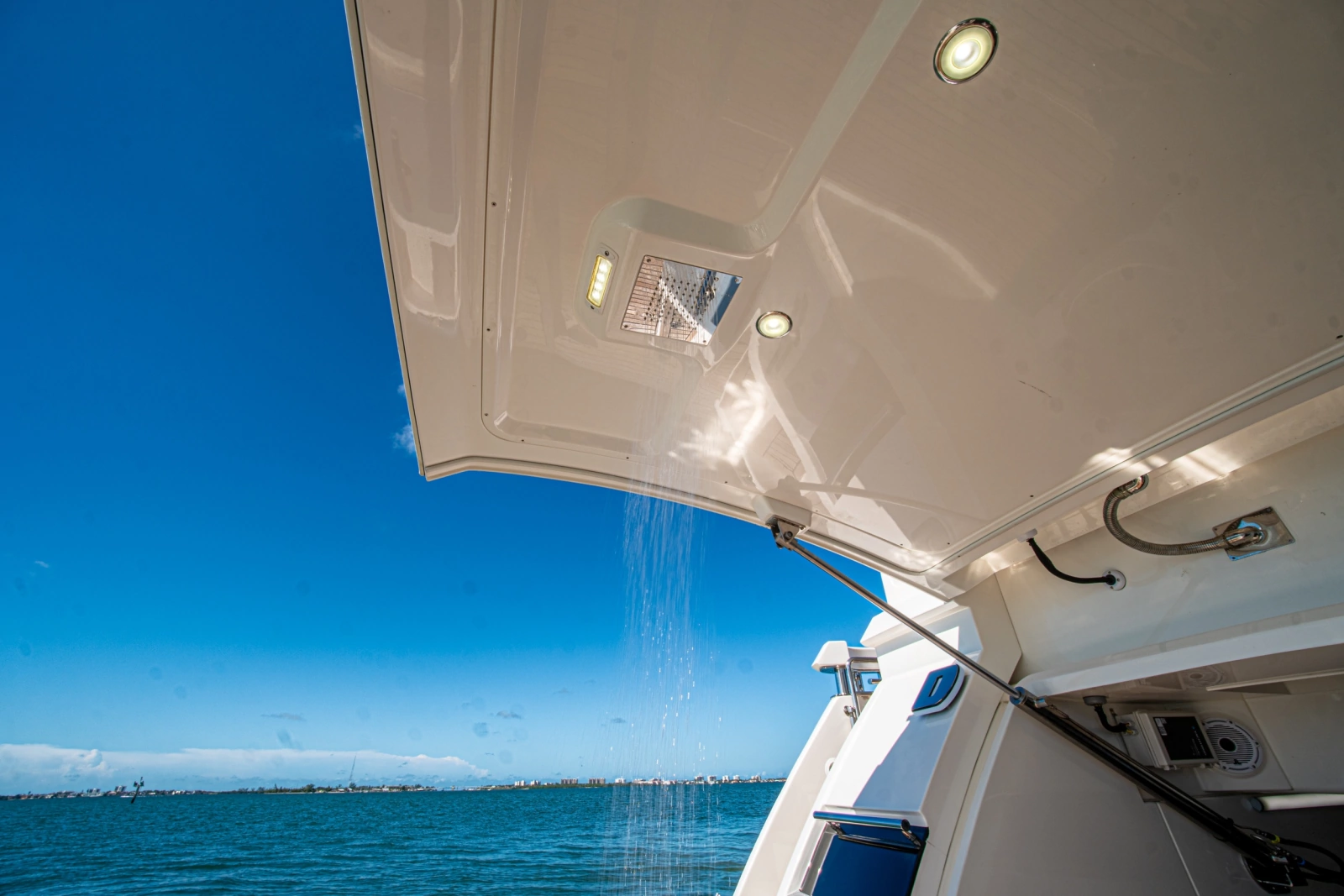 2025 Riviera 6800 Sport Yacht Platinum Edition