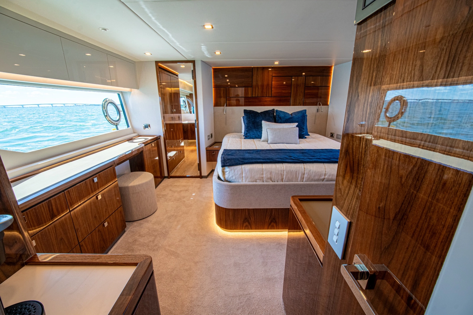 2025 Riviera 6800 Sport Yacht Platinum Edition