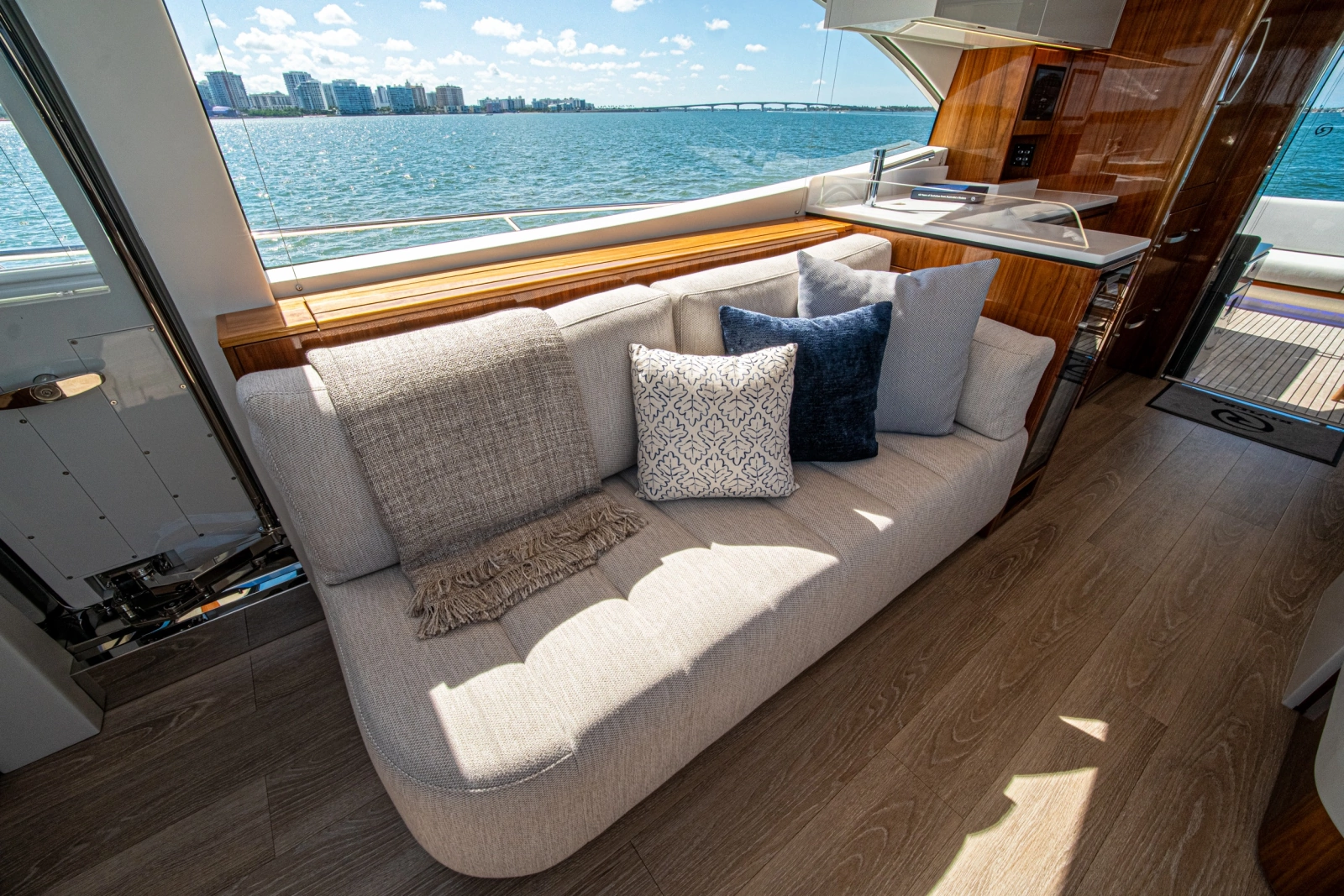 2025 Riviera 6800 Sport Yacht Platinum Edition