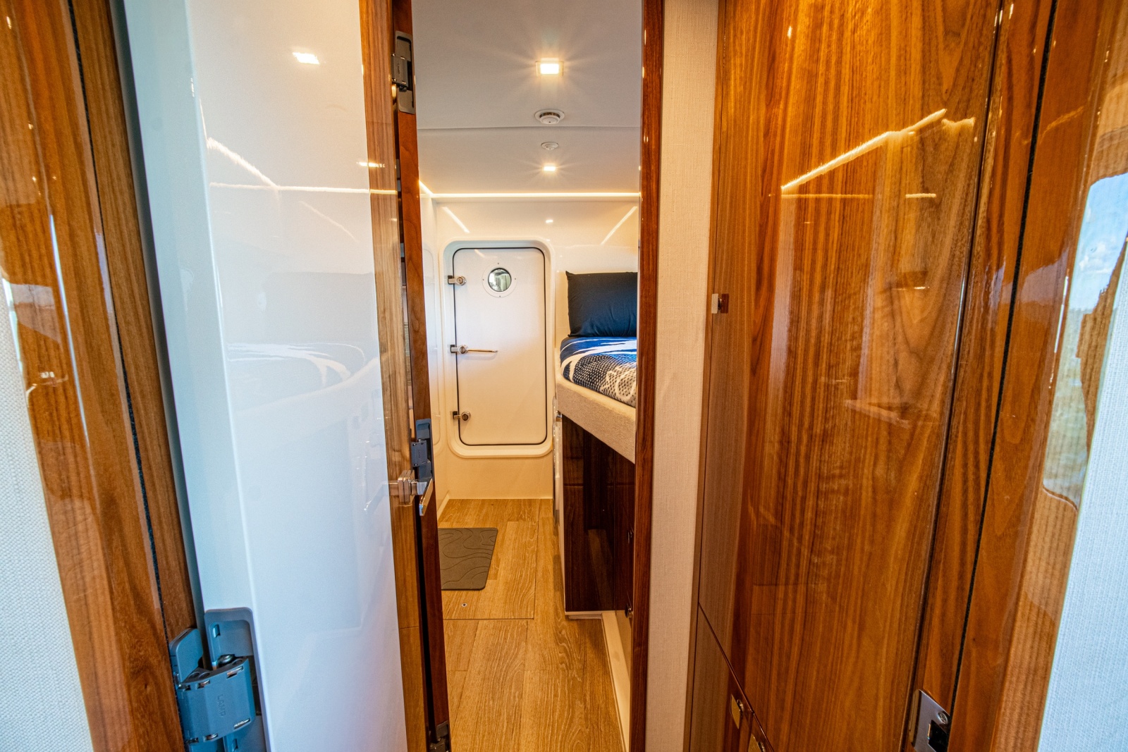 2025 Riviera 6800 Sport Yacht Platinum Edition