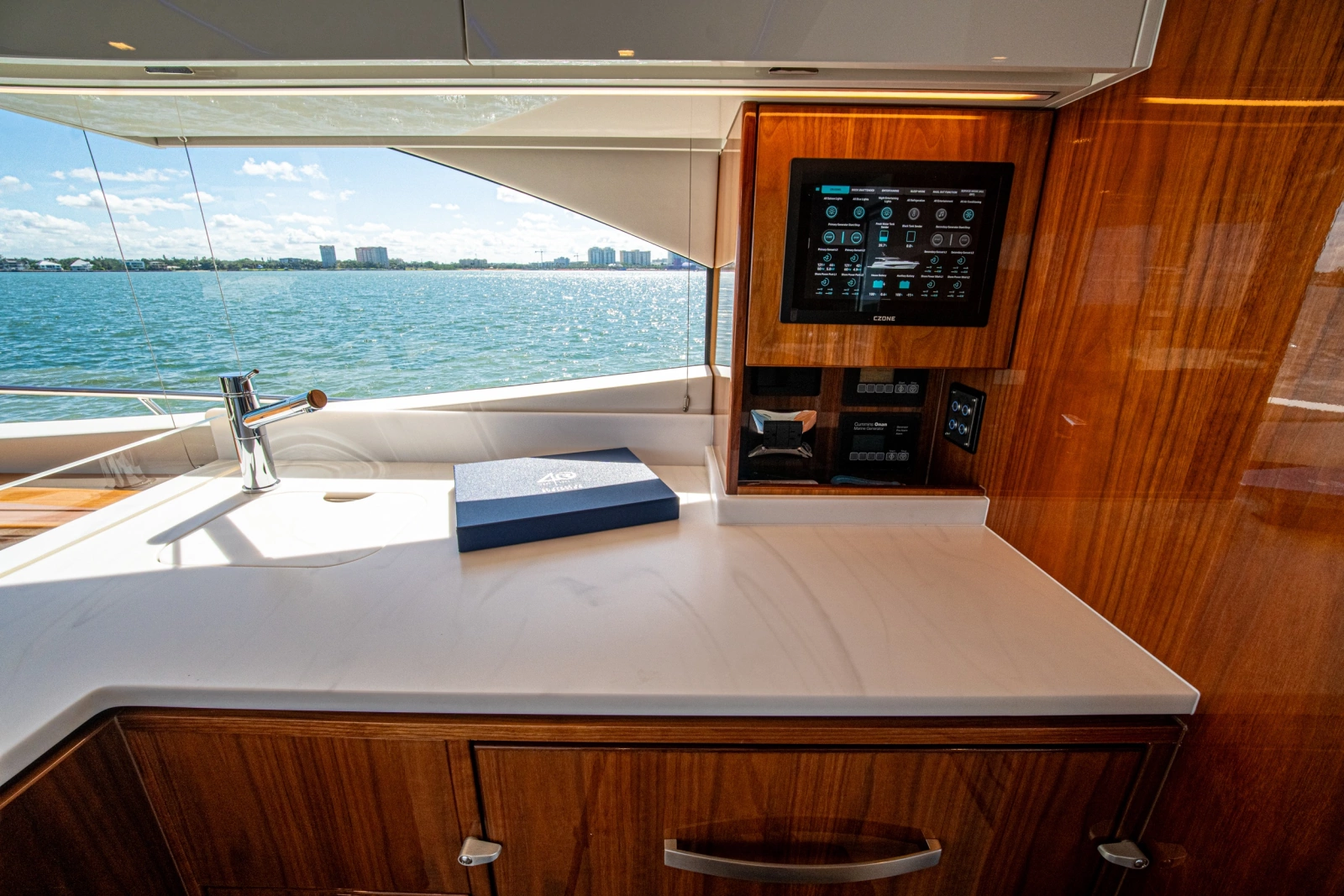 2025 Riviera 6800 Sport Yacht Platinum Edition