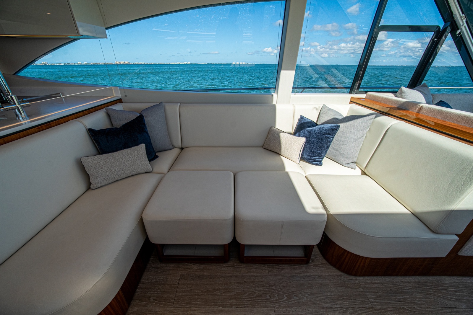 2025 Riviera 6800 Sport Yacht Platinum Edition