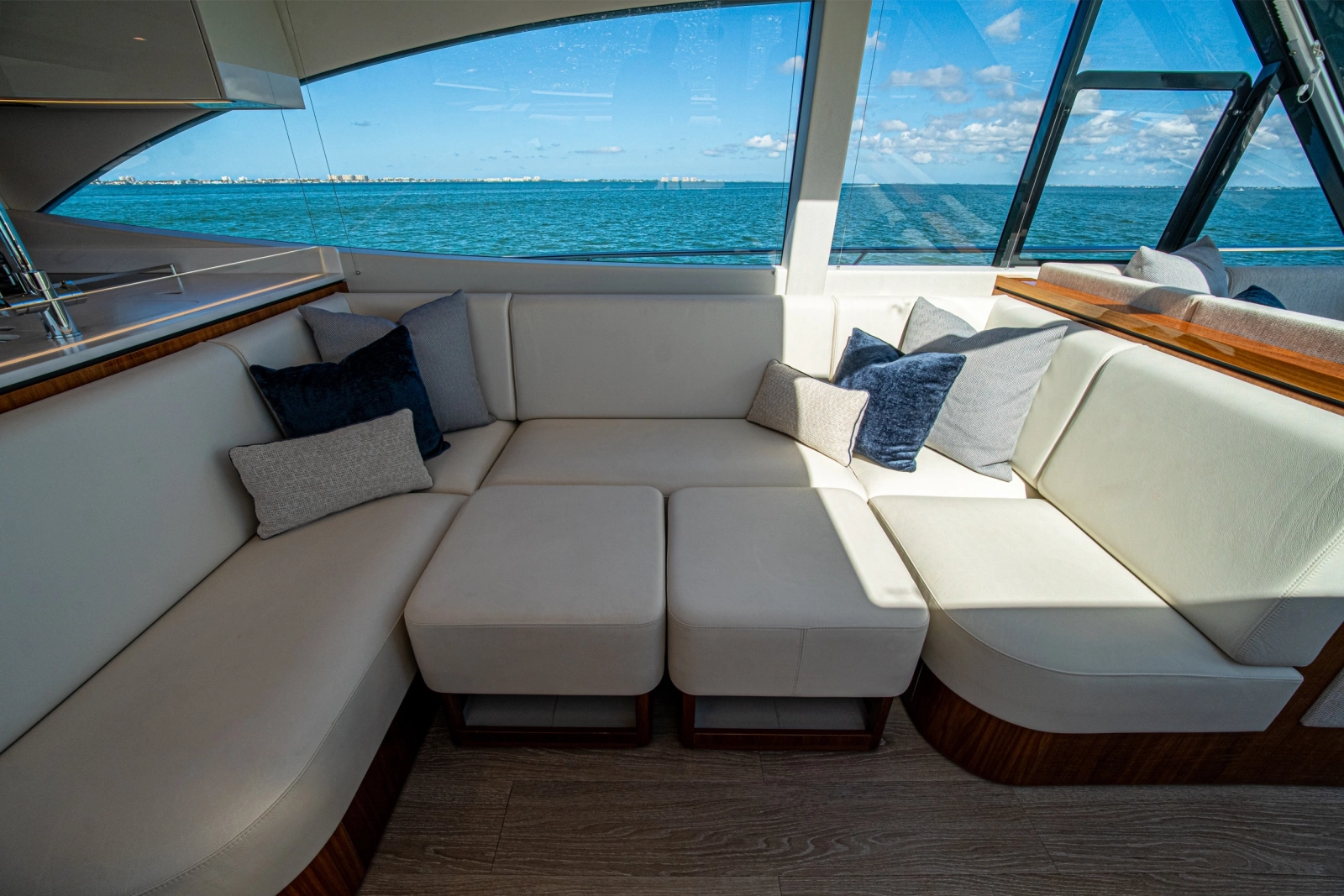 2025 Riviera 6800 Sport Yacht Platinum Edition
