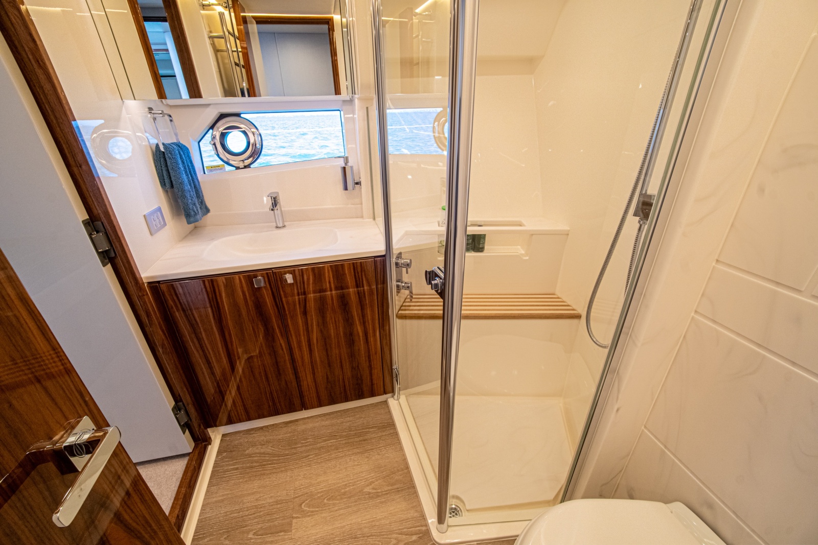 2025 Riviera 6800 Sport Yacht Platinum Edition