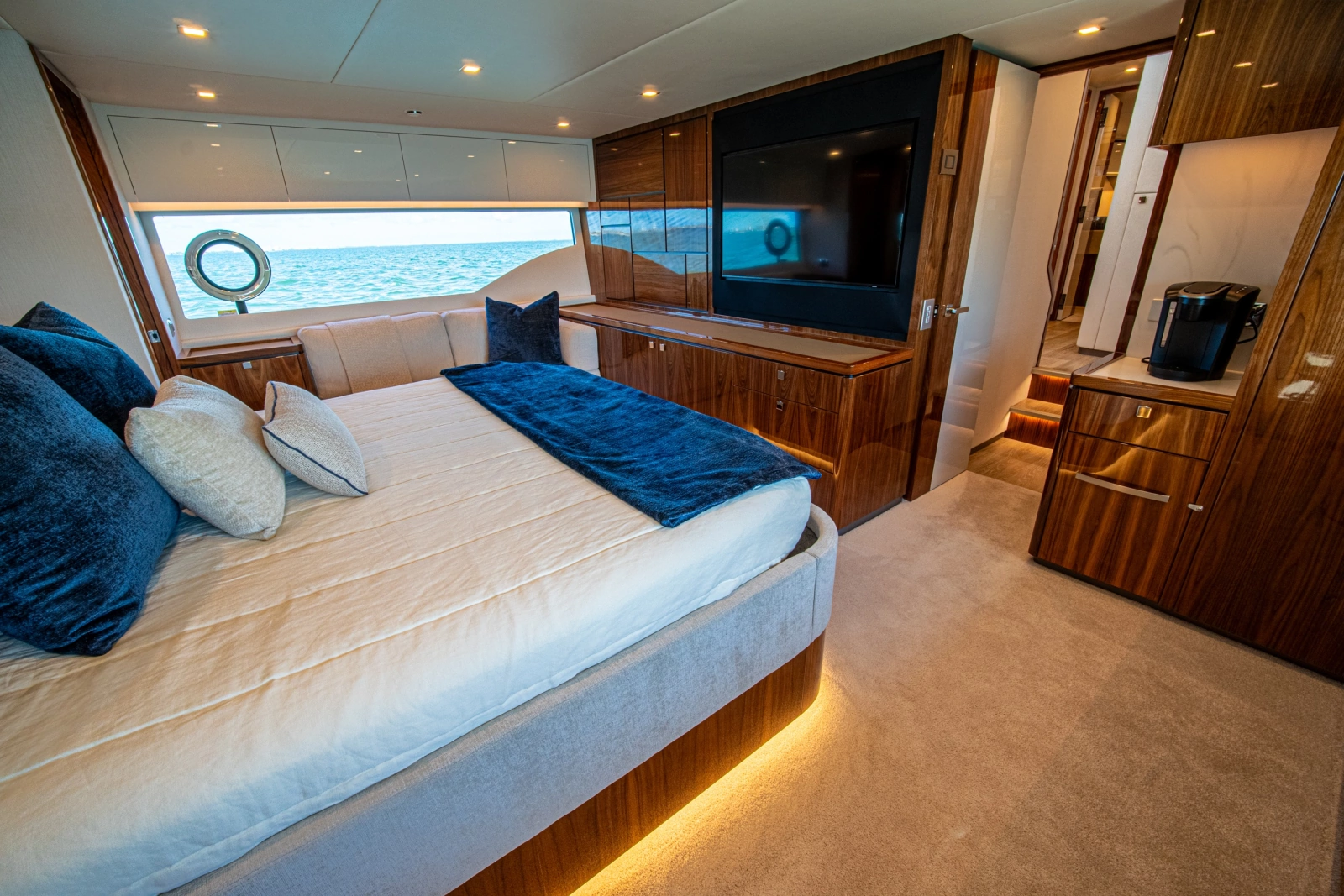 2025 Riviera 6800 Sport Yacht Platinum Edition