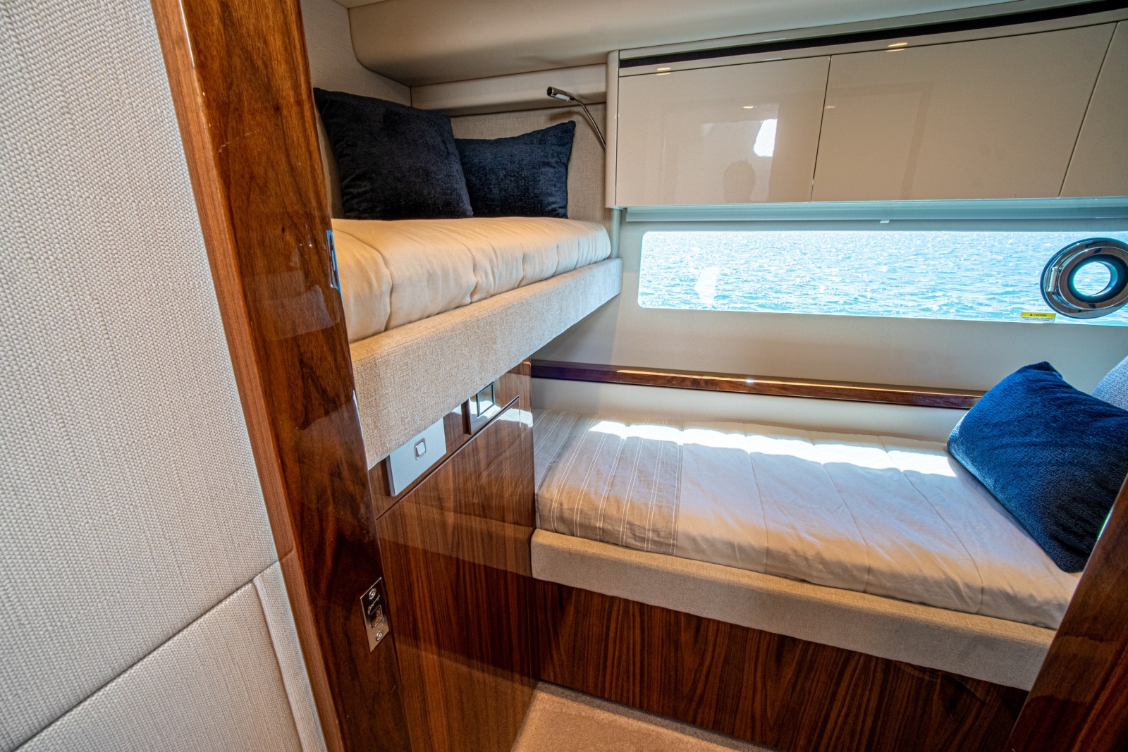 2025 Riviera 6800 Sport Yacht Platinum Edition