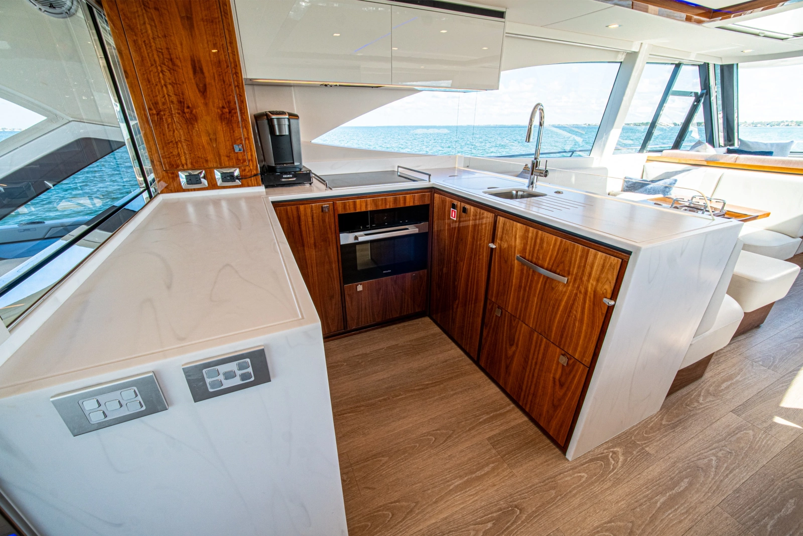 2025 Riviera 6800 Sport Yacht Platinum Edition