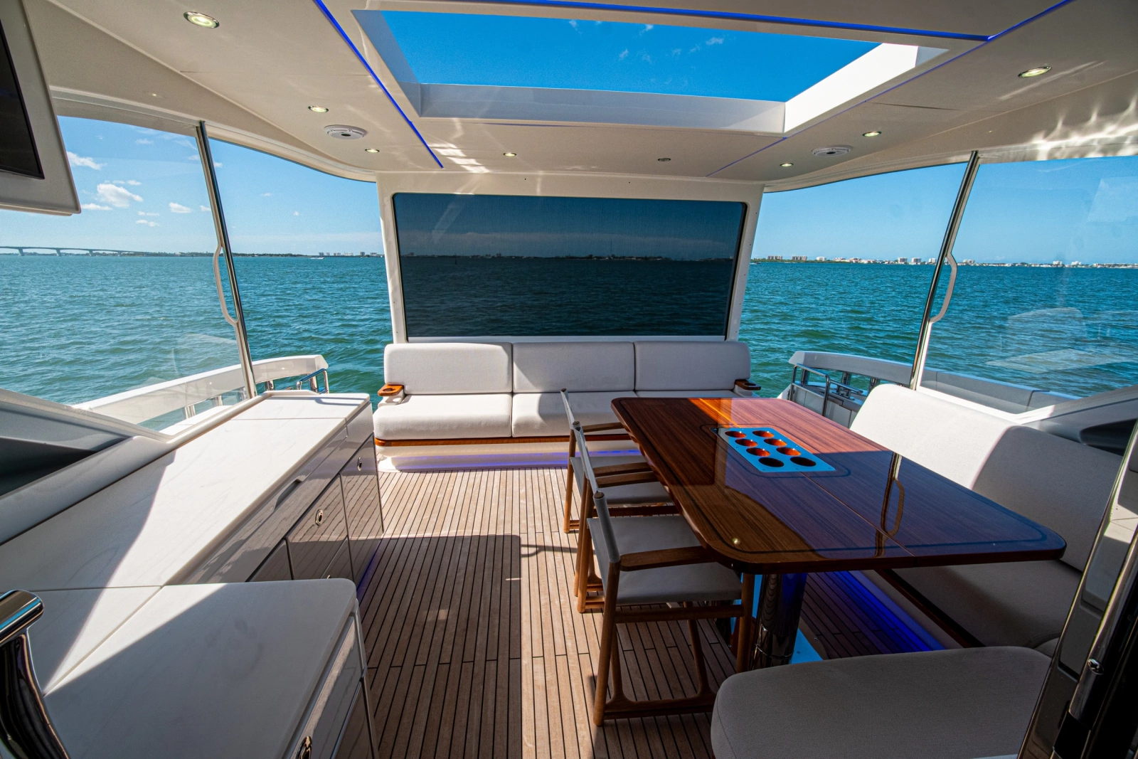 2025 Riviera 6800 Sport Yacht Platinum Edition