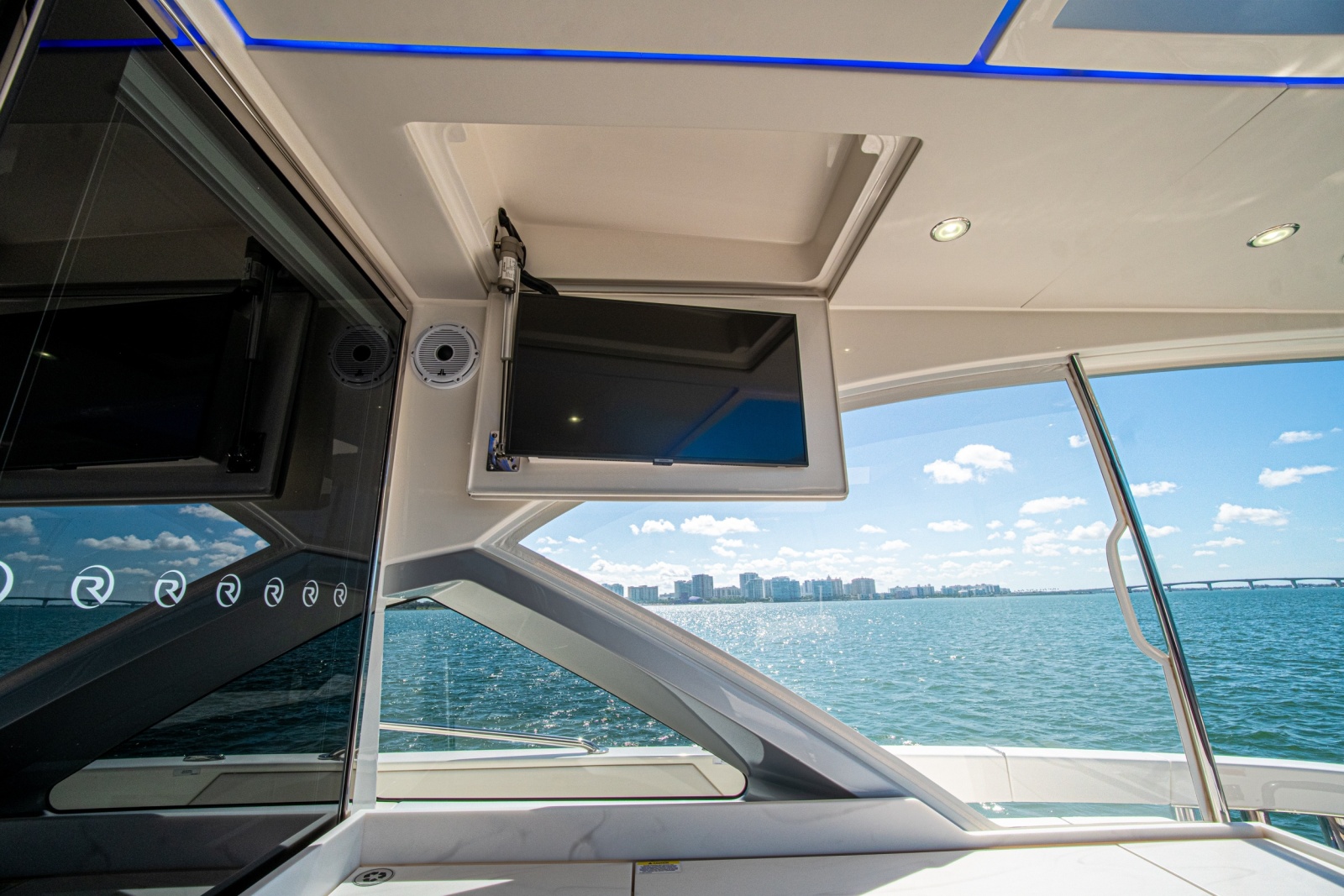 2025 Riviera 6800 Sport Yacht Platinum Edition