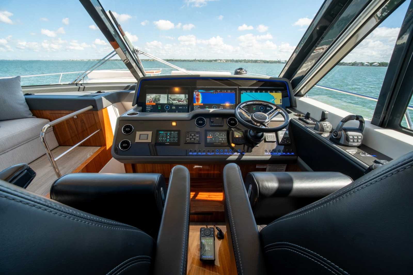 2025 Riviera 6800 Sport Yacht Platinum Edition