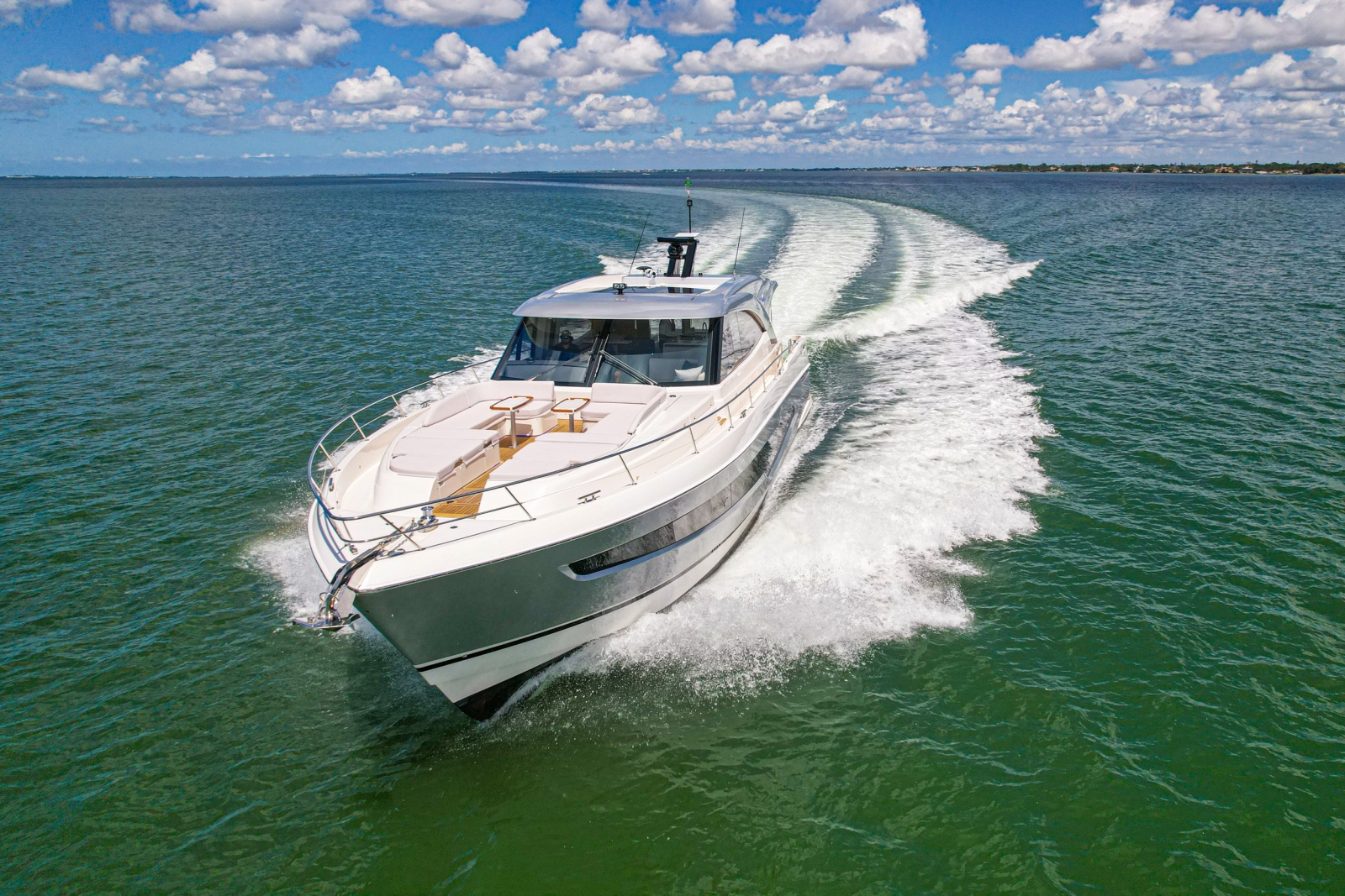 2025 Riviera 6800 Sport Yacht Platinum Edition