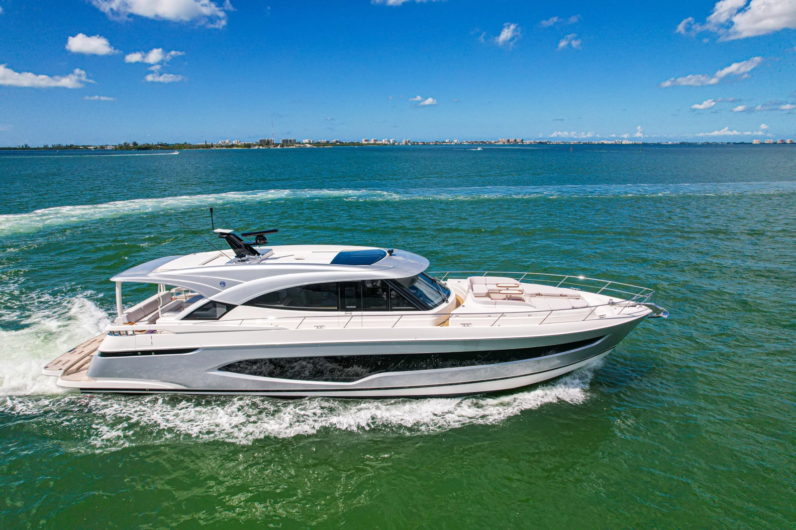 2025 Riviera 6800 Sport Yacht Platinum Edition