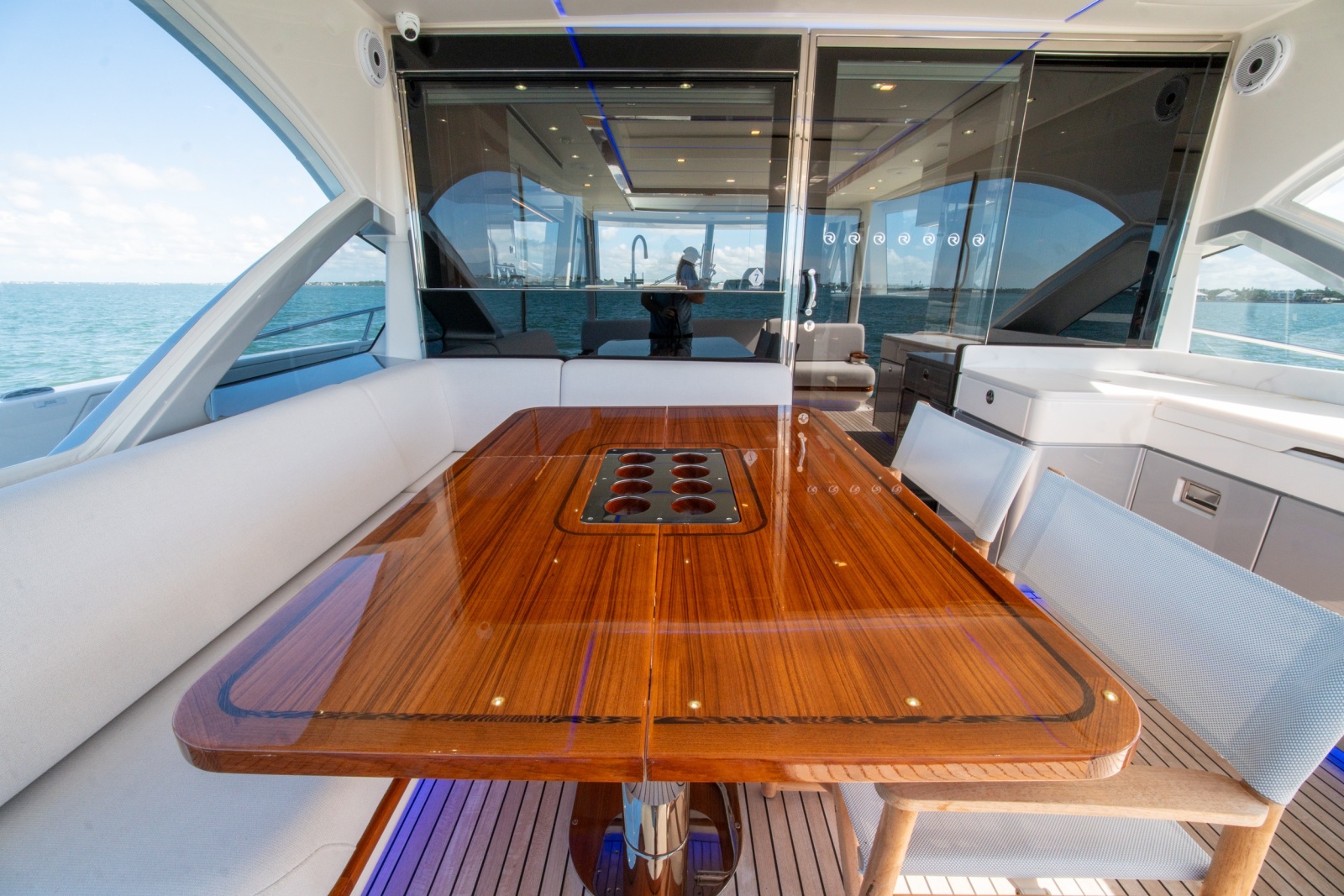 2025 Riviera 6800 Sport Yacht Platinum Edition