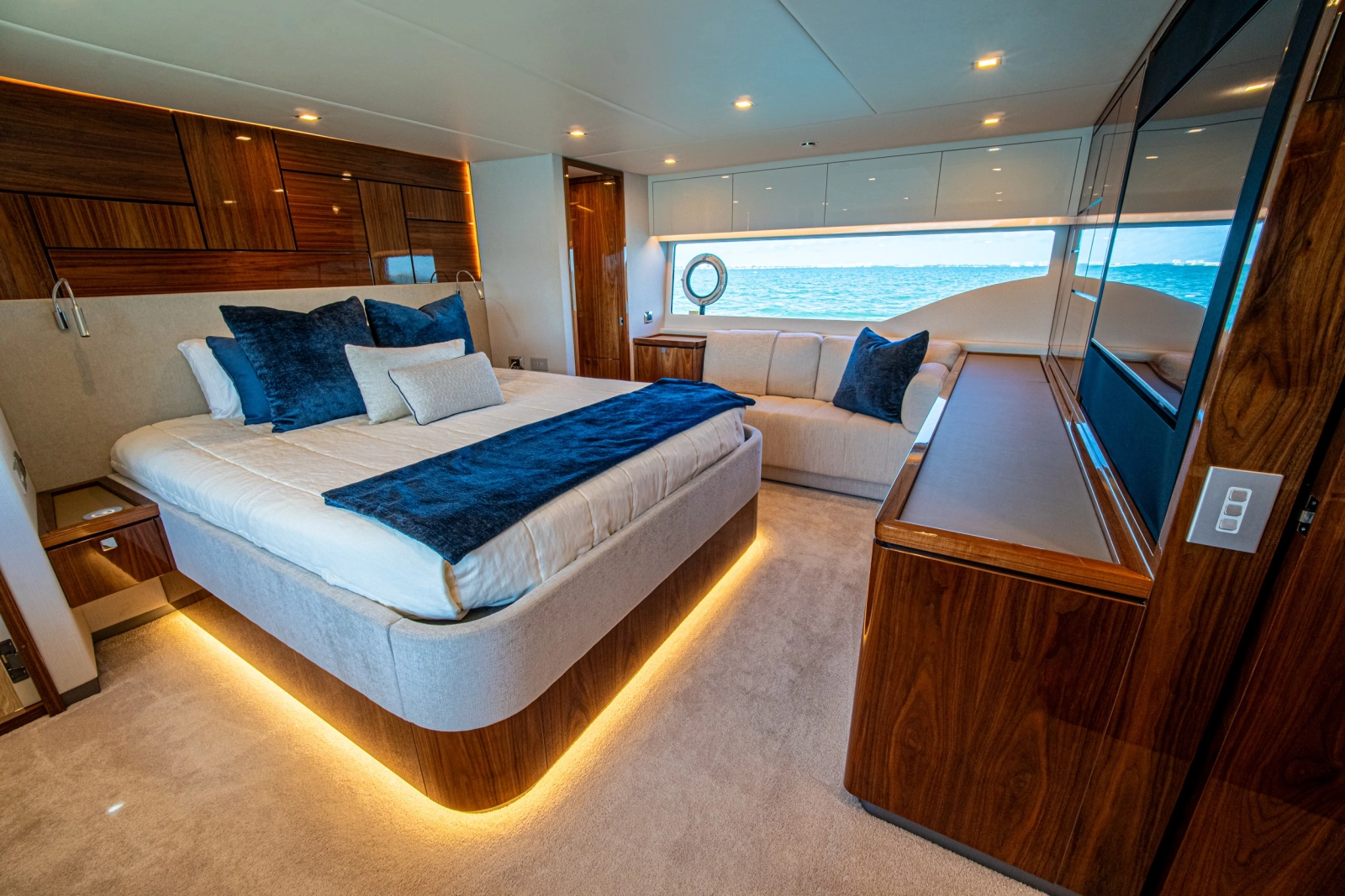 2025 Riviera 6800 Sport Yacht Platinum Edition