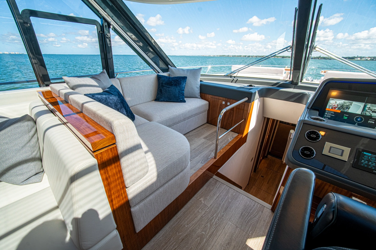 2025 Riviera 6800 Sport Yacht Platinum Edition