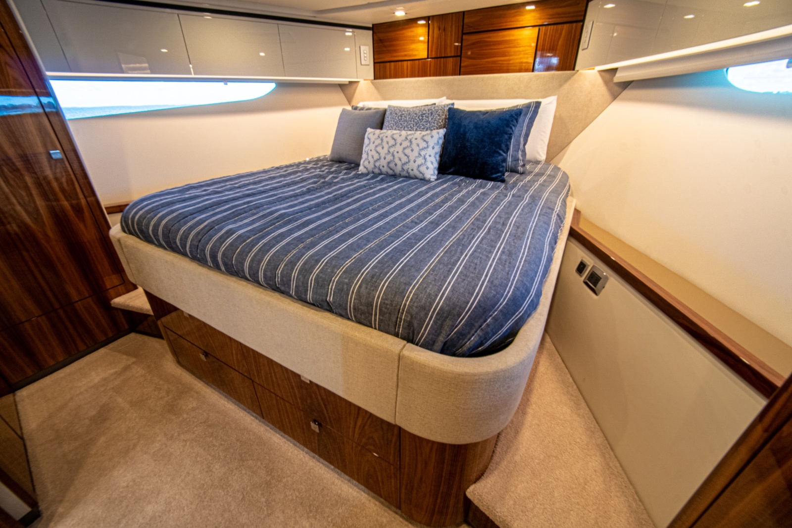2025 Riviera 6800 Sport Yacht Platinum Edition