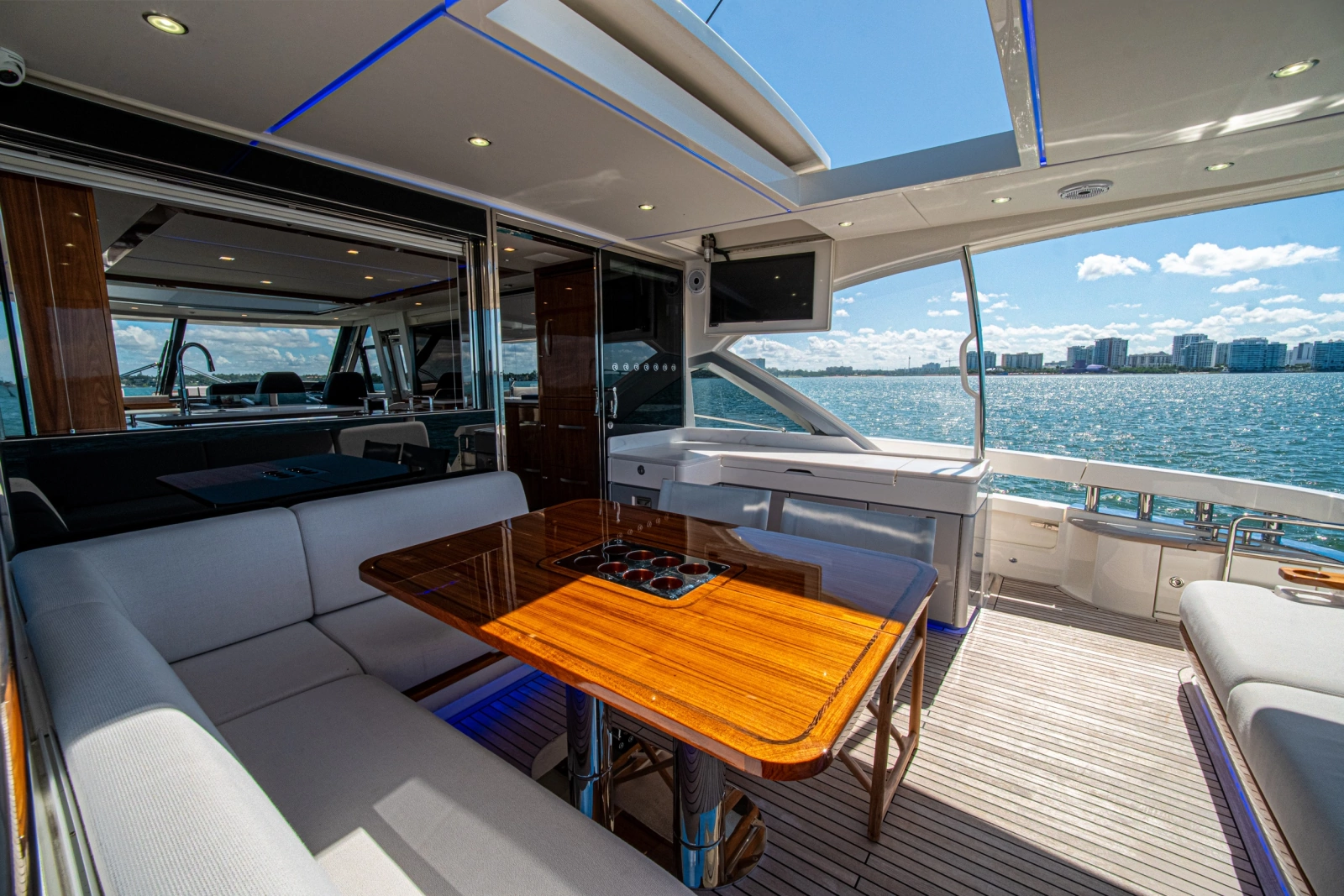 2025 Riviera 6800 Sport Yacht Platinum Edition