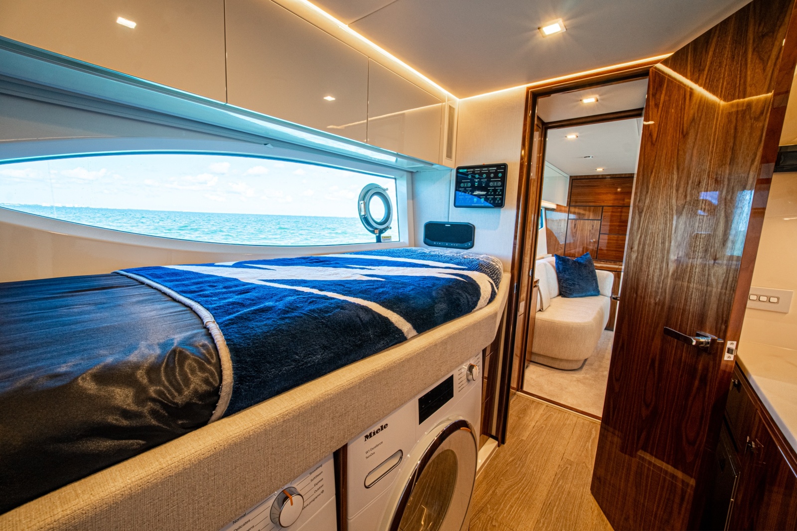 2025 Riviera 6800 Sport Yacht Platinum Edition