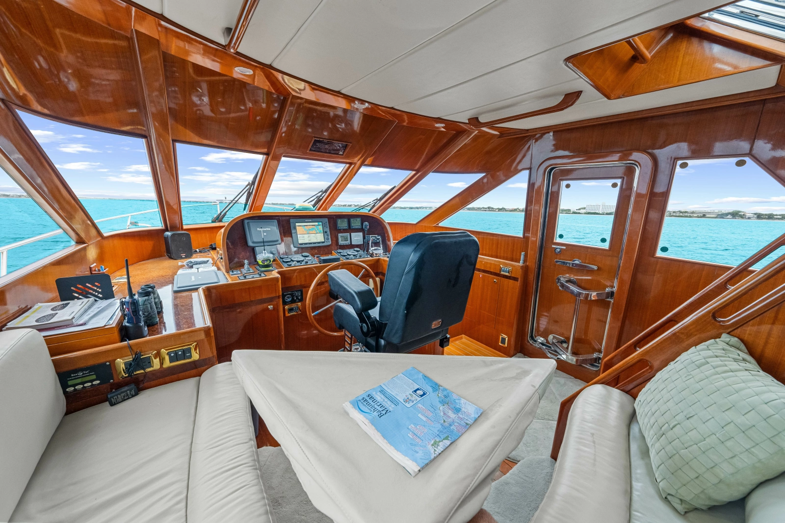 2005 Hampton 558 Pilothouse