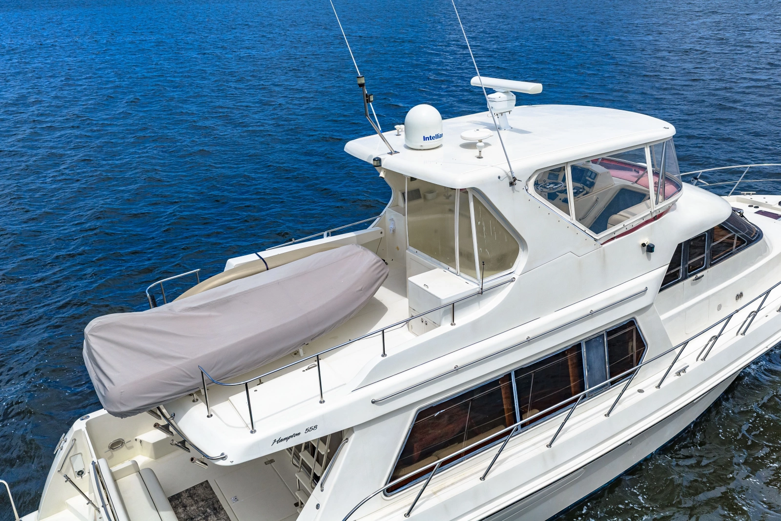 2005 Hampton 558 Pilothouse