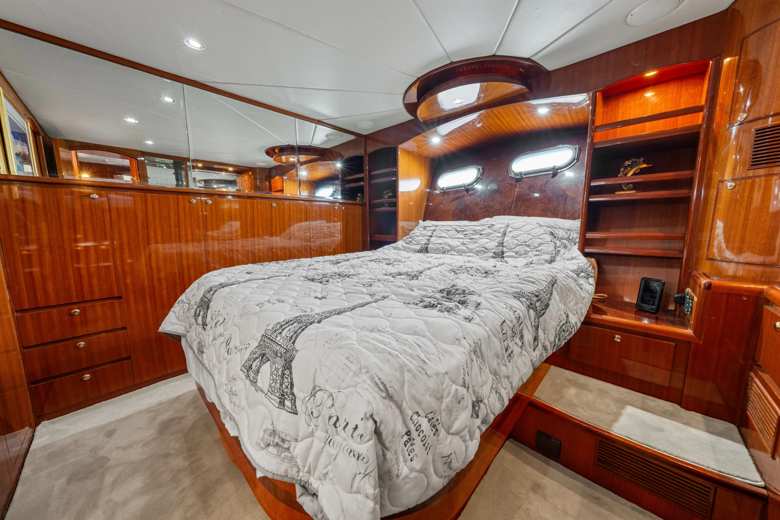 2005 Hampton 558 Pilothouse