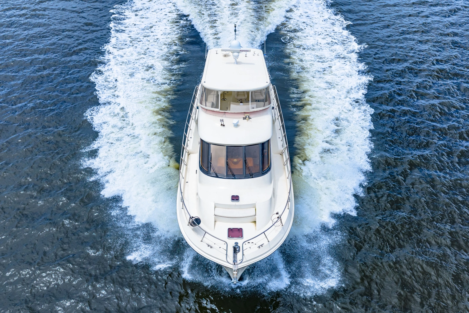 2005 Hampton 558 Pilothouse