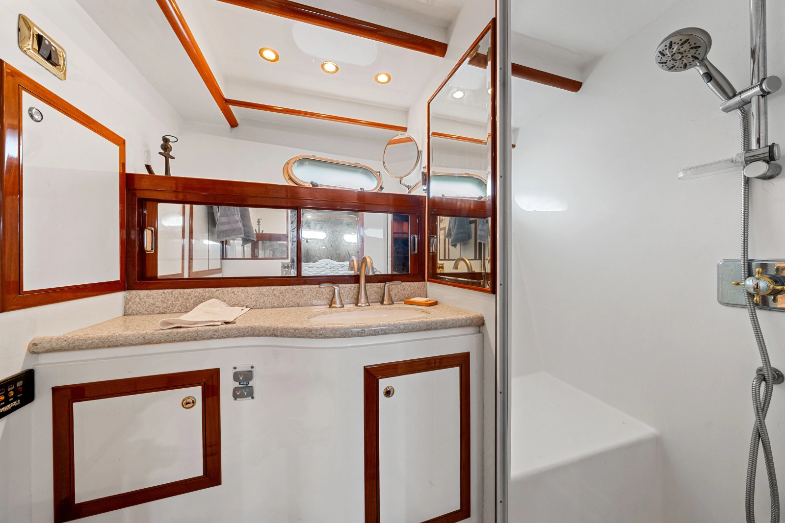 2005 Hampton 558 Pilothouse
