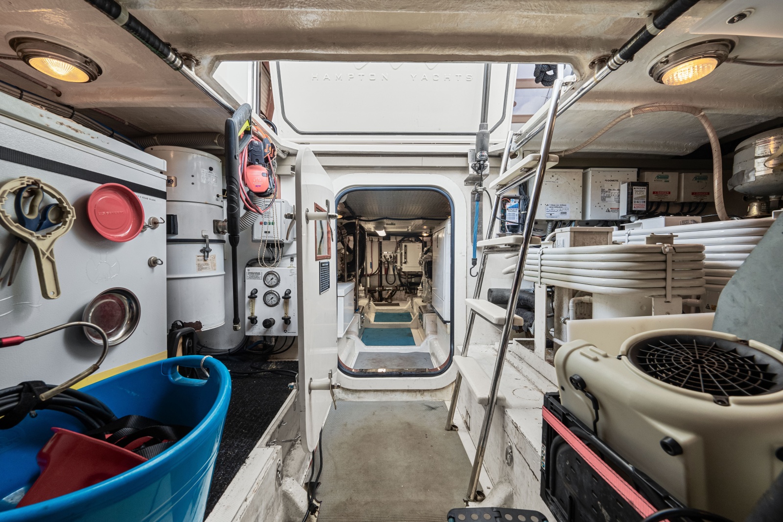 2005 Hampton 558 Pilothouse