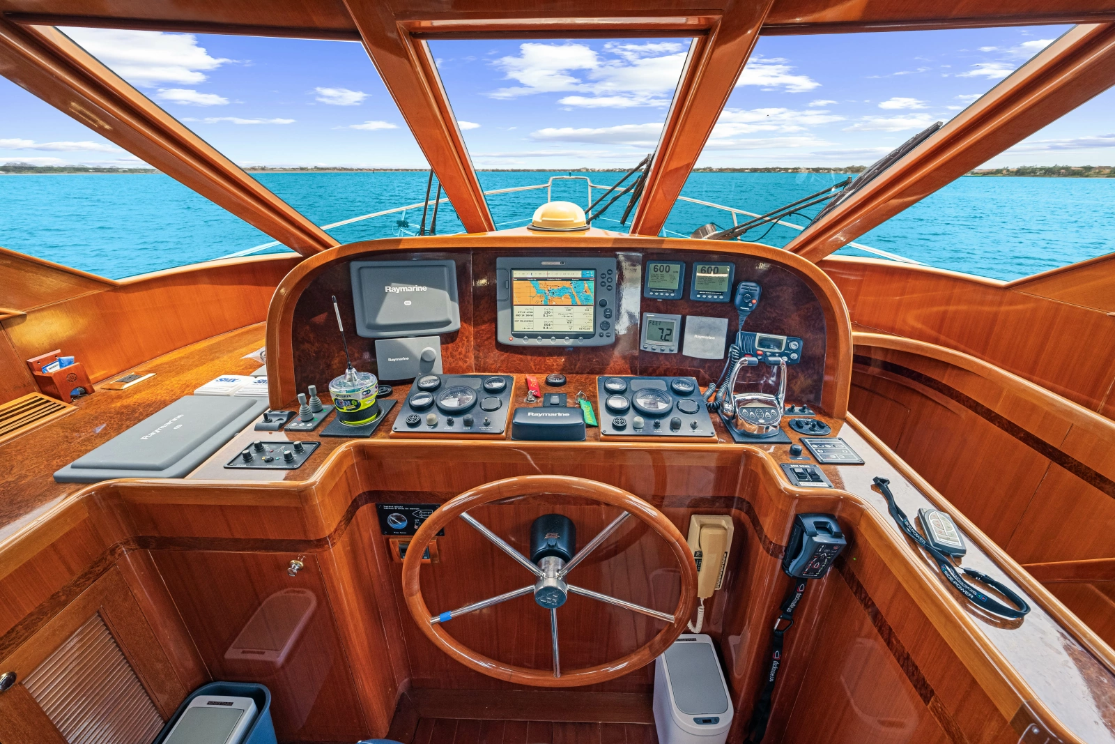 2005 Hampton 558 Pilothouse