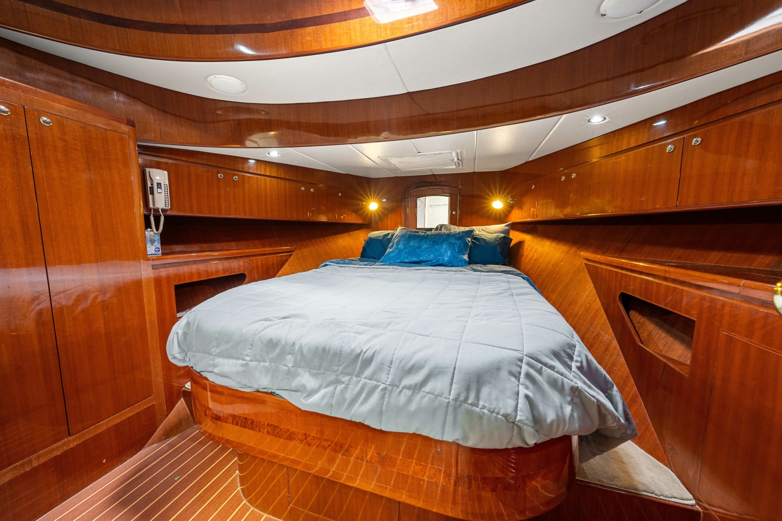 2005 Hampton 558 Pilothouse