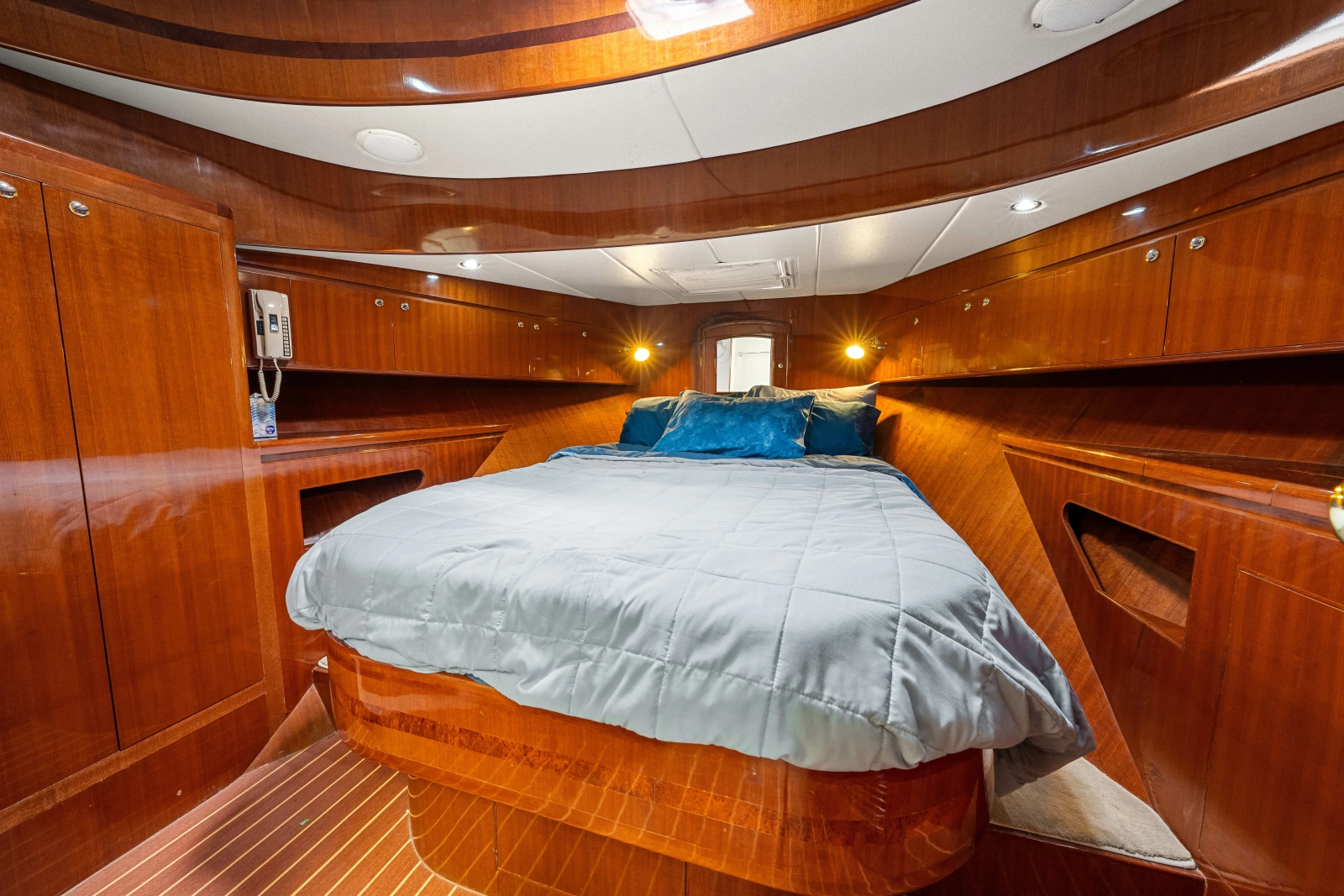 2005 Hampton 558 Pilothouse
