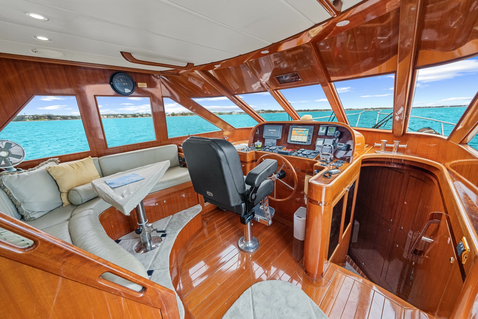2005 Hampton 558 Pilothouse